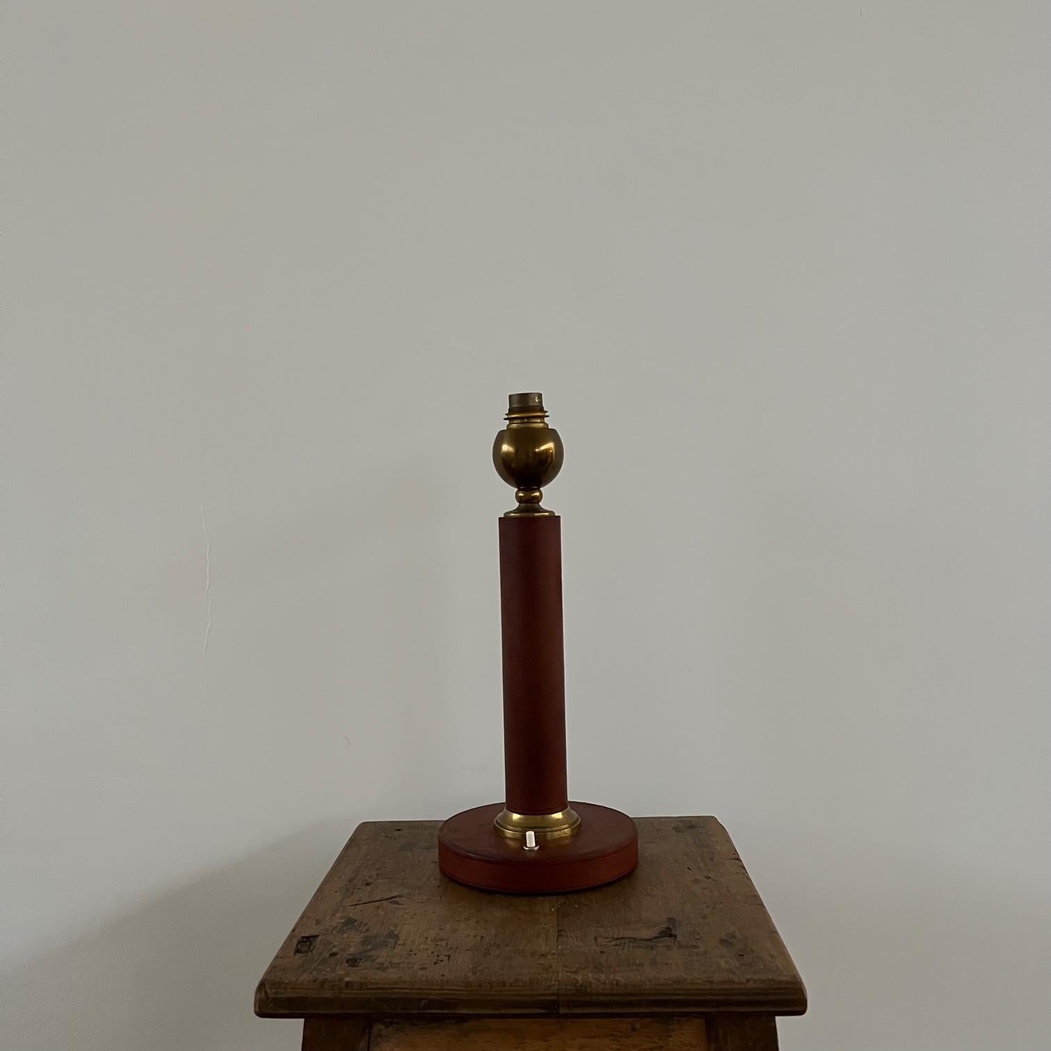 A stylish brass and red leather table lamp. 

France, c1960s. 

Good vintage condition. 

Since re-wired and PAT tested. 

Location: London Gallery. 

Dimensions: 33.5 X 14 diameter in cm. 

Delivery: POA

 