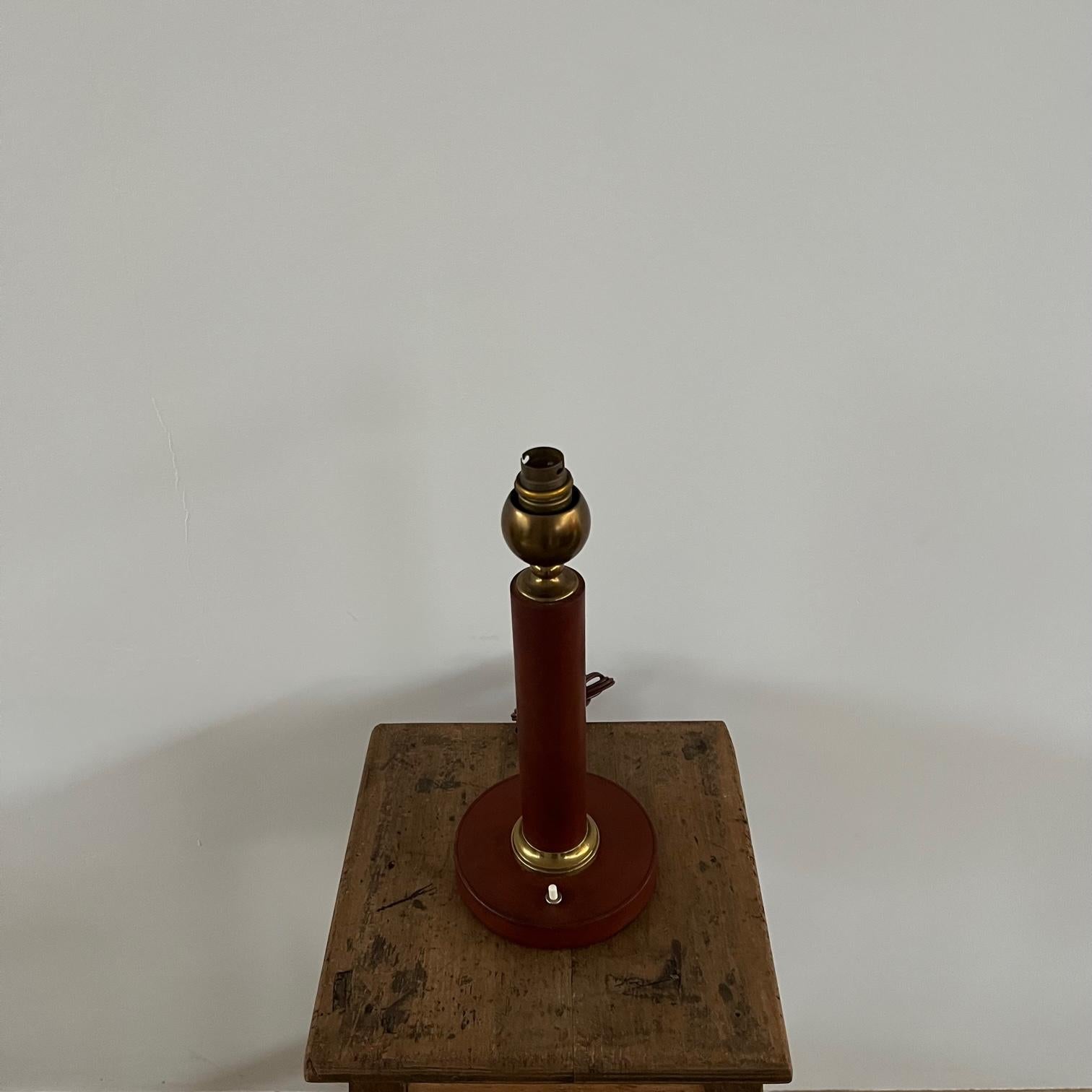 French Mid-Century Red Leather and Brass Table Lamp In Good Condition In London, GB