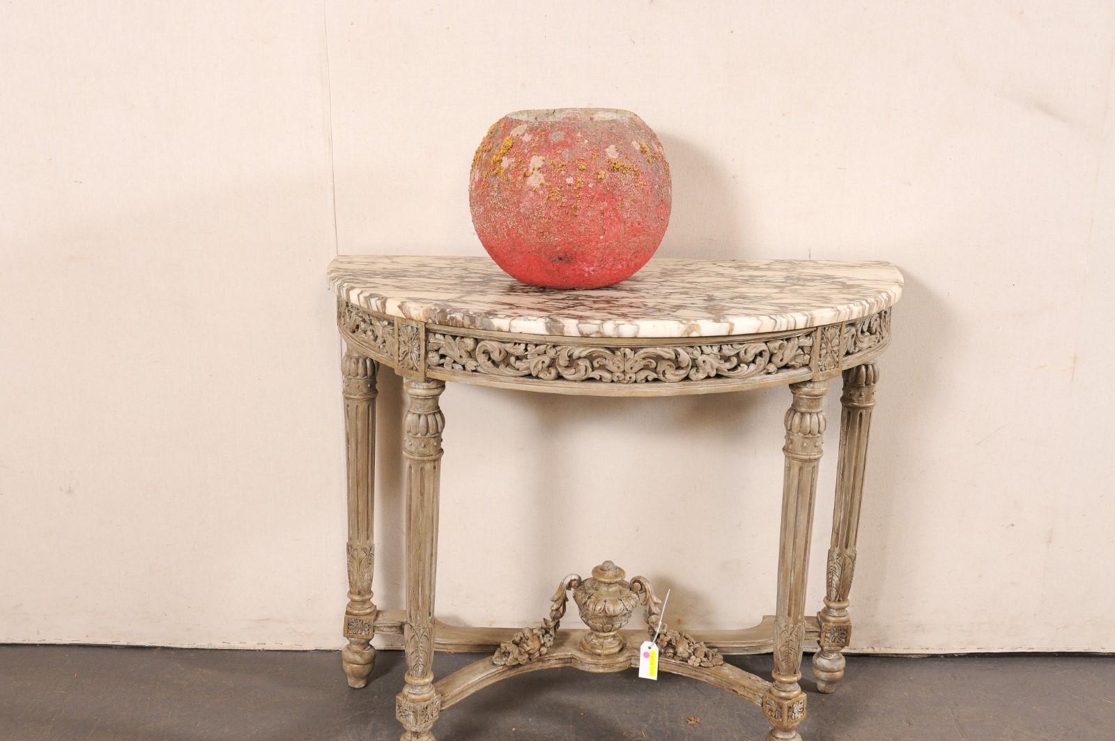 Französisches Pflanzgefäß in Form einer roten Kugel aus der Mitte des Jahrhunderts (Kunststein) im Angebot