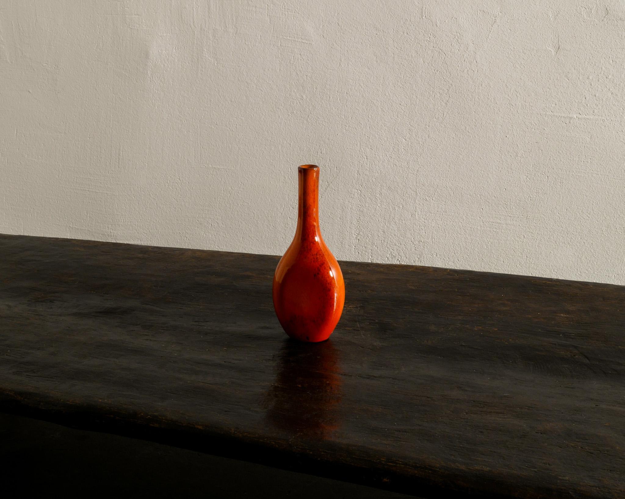 French Mid Century Red Stoneware Ceramic Vase in style of George Jouve, 1950s In Good Condition For Sale In Stockholm, SE