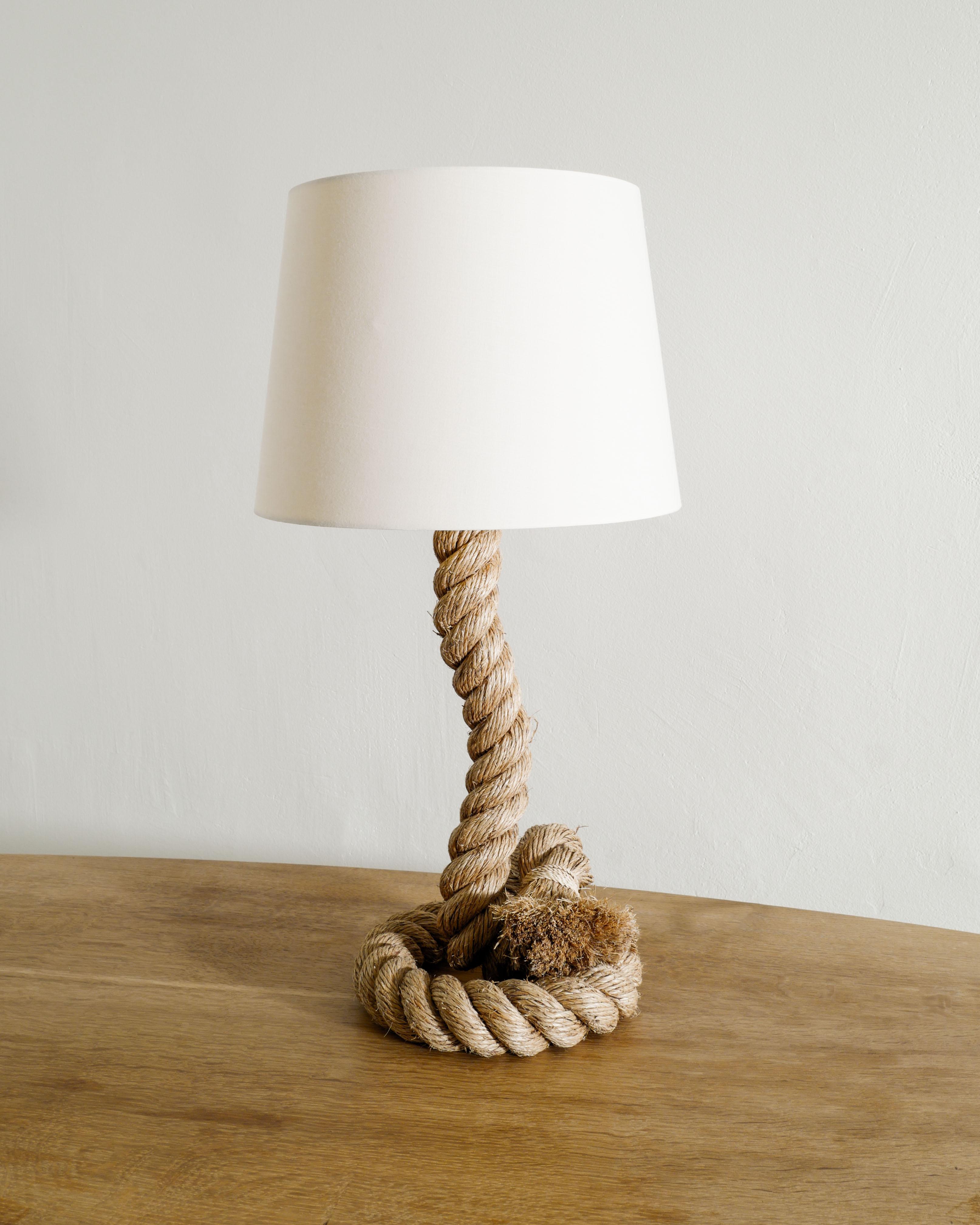 Raro escritorio de mesa de cuerda francés de mediados de siglo, obra de Adrian Audoux y Frida Minet, fabricado en Francia en la década de 1960. En buen estado original con cableado más nuevo. 
La pantalla blanca no está incluida en la compra, pero