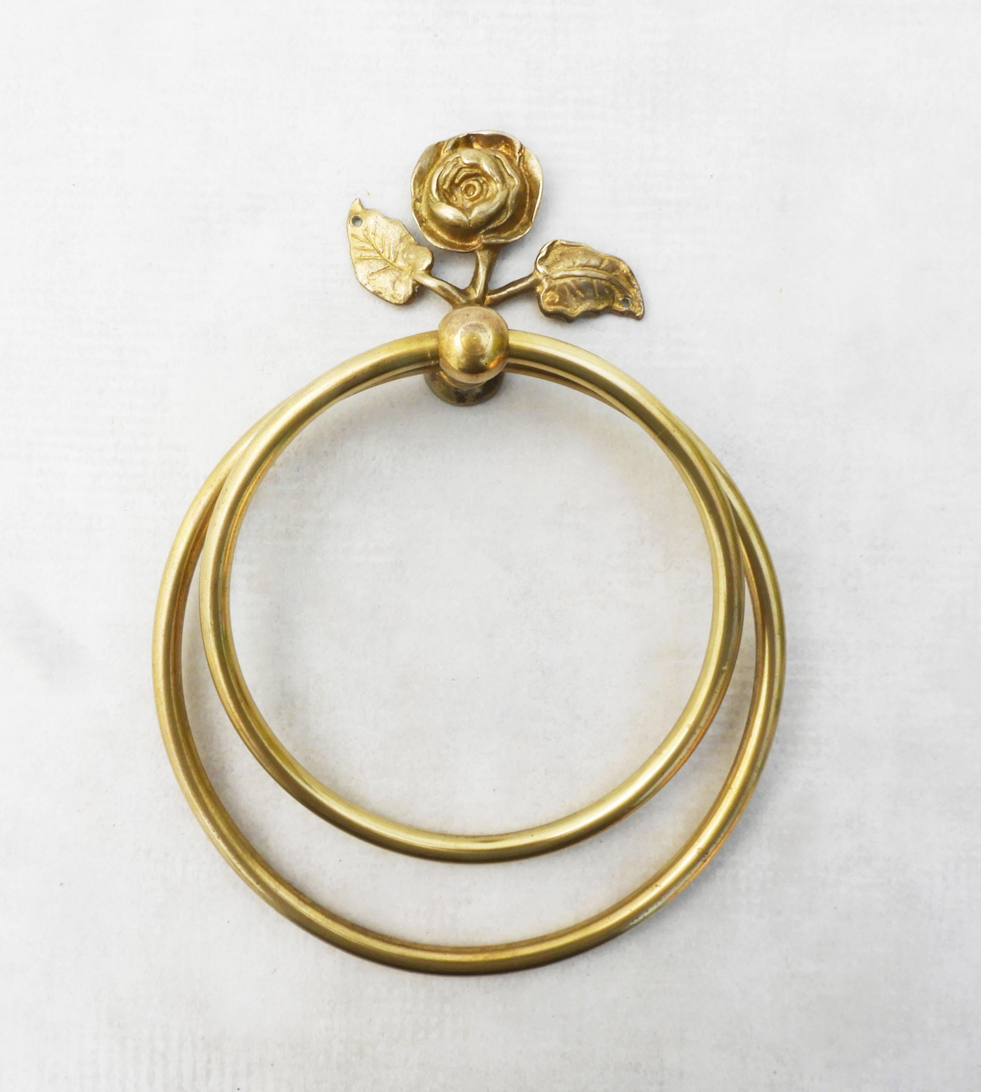 Incantevole porta asciugamani doppio in bronzo dorato e ottone della metà del secolo scorso. Fa parte di una selezione di accessori per il bagno e appliques disponibili nello stesso stile - vedi le altre inserzioni. 
In buone condizioni vintage, con