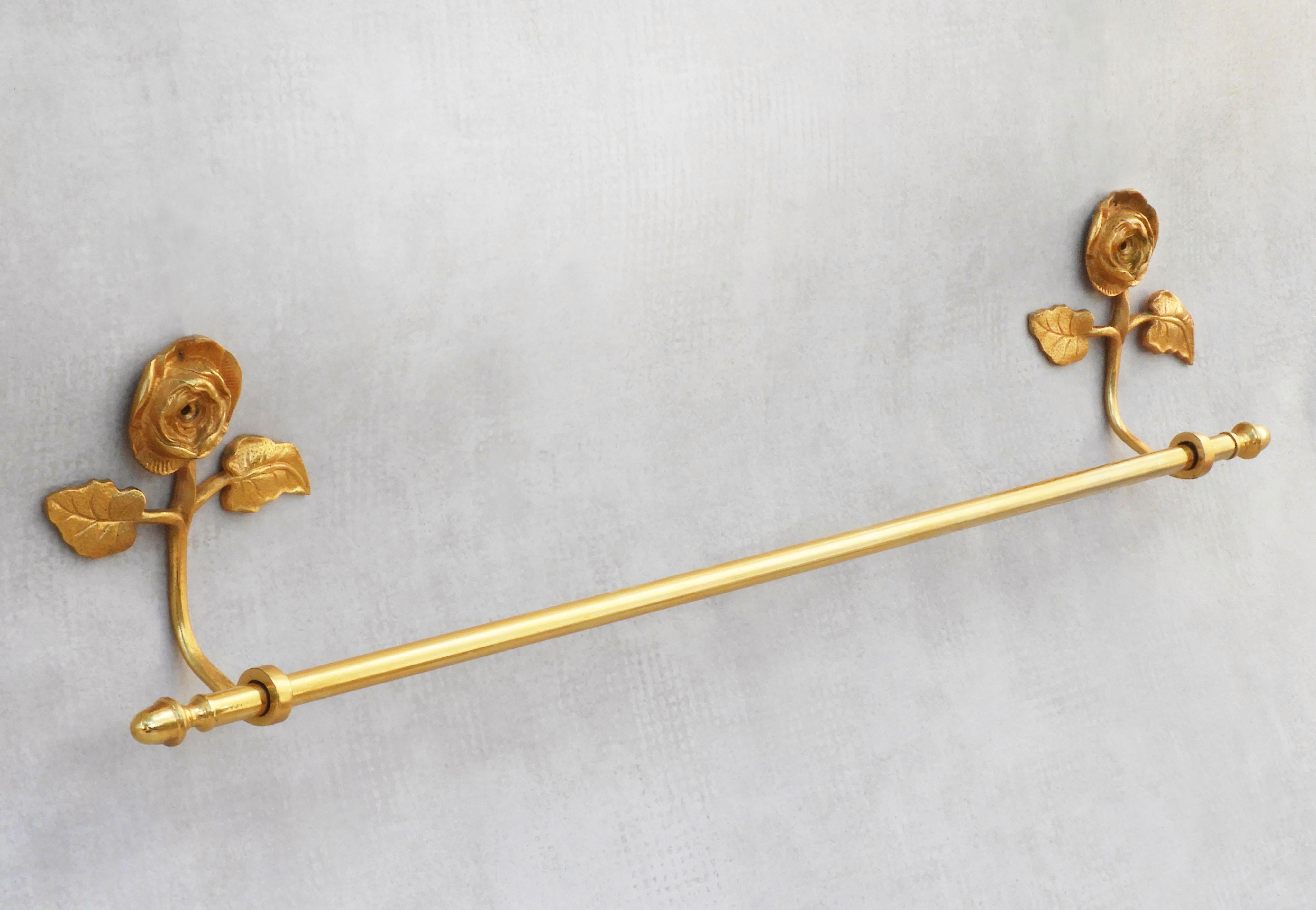 Charming French mid-century rose bloom gilded towel bar or rail C1950. Part of a selection of bathroom accessories and wall light sconces available in the same style - please see our other listings.
In good vintage condition with only light wear