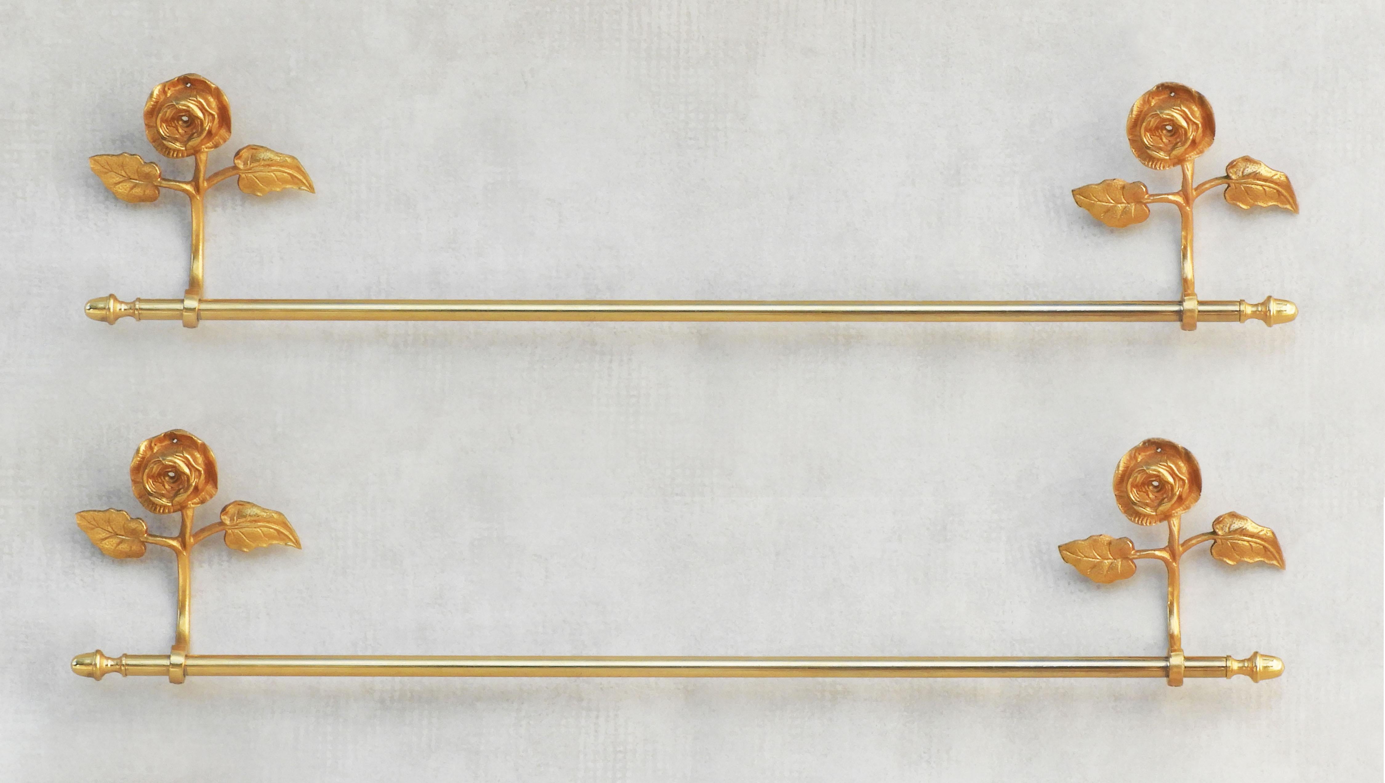 Affascinante barra o portasciugamani dorata francese della metà del secolo scorso, C1950.  Due pezzi disponibili, con prezzo individuale.  Fa parte di una selezione di accessori per il bagno e appliques disponibili nello stesso stile - vedi le altre