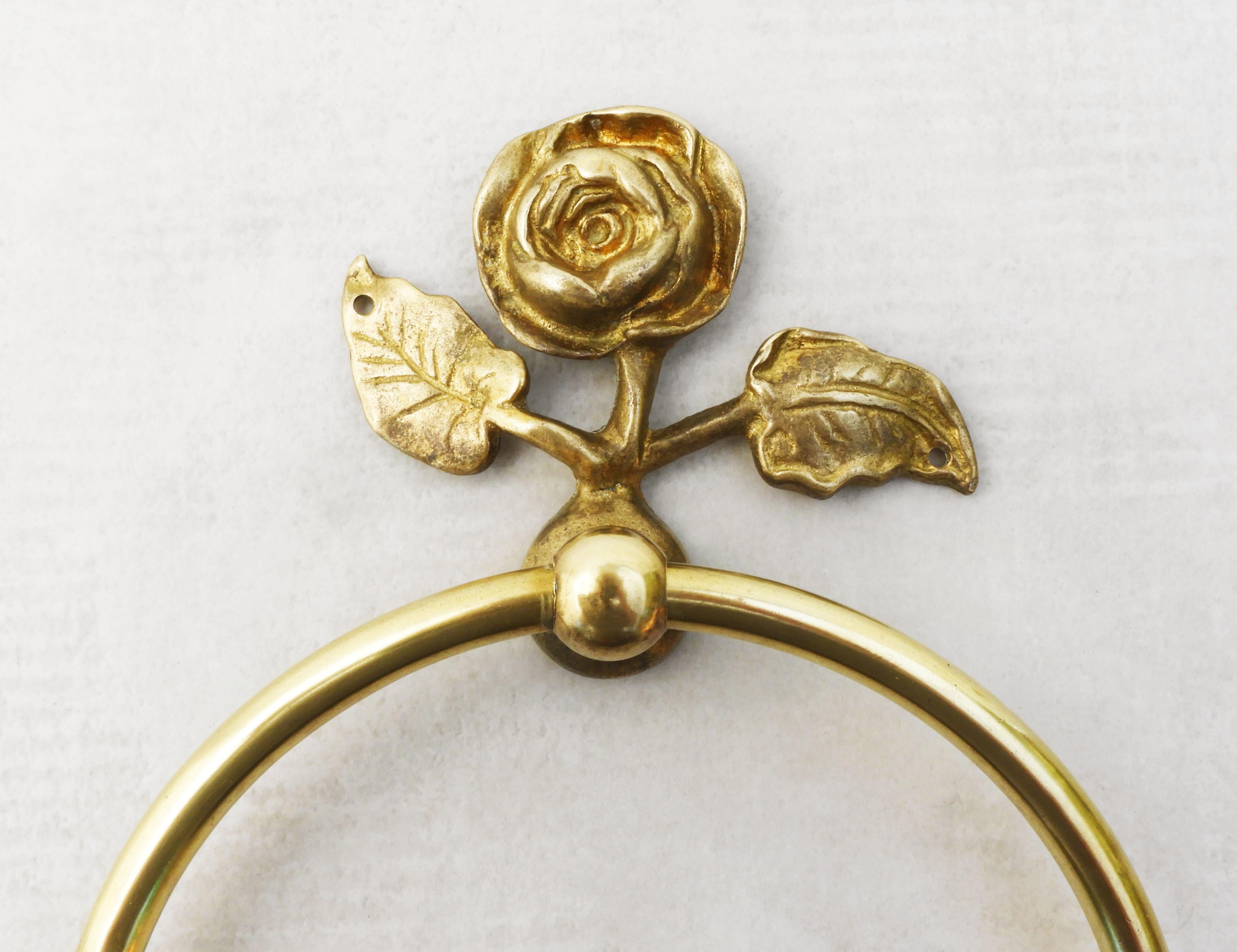 Grazioso portasciugamani francese di metà secolo in bronzo dorato e ottone C1950. Fa parte di una selezione di accessori per il bagno e appliques disponibili nello stesso stile - vedi le altre inserzioni. 
In buone condizioni vintage, con solo una