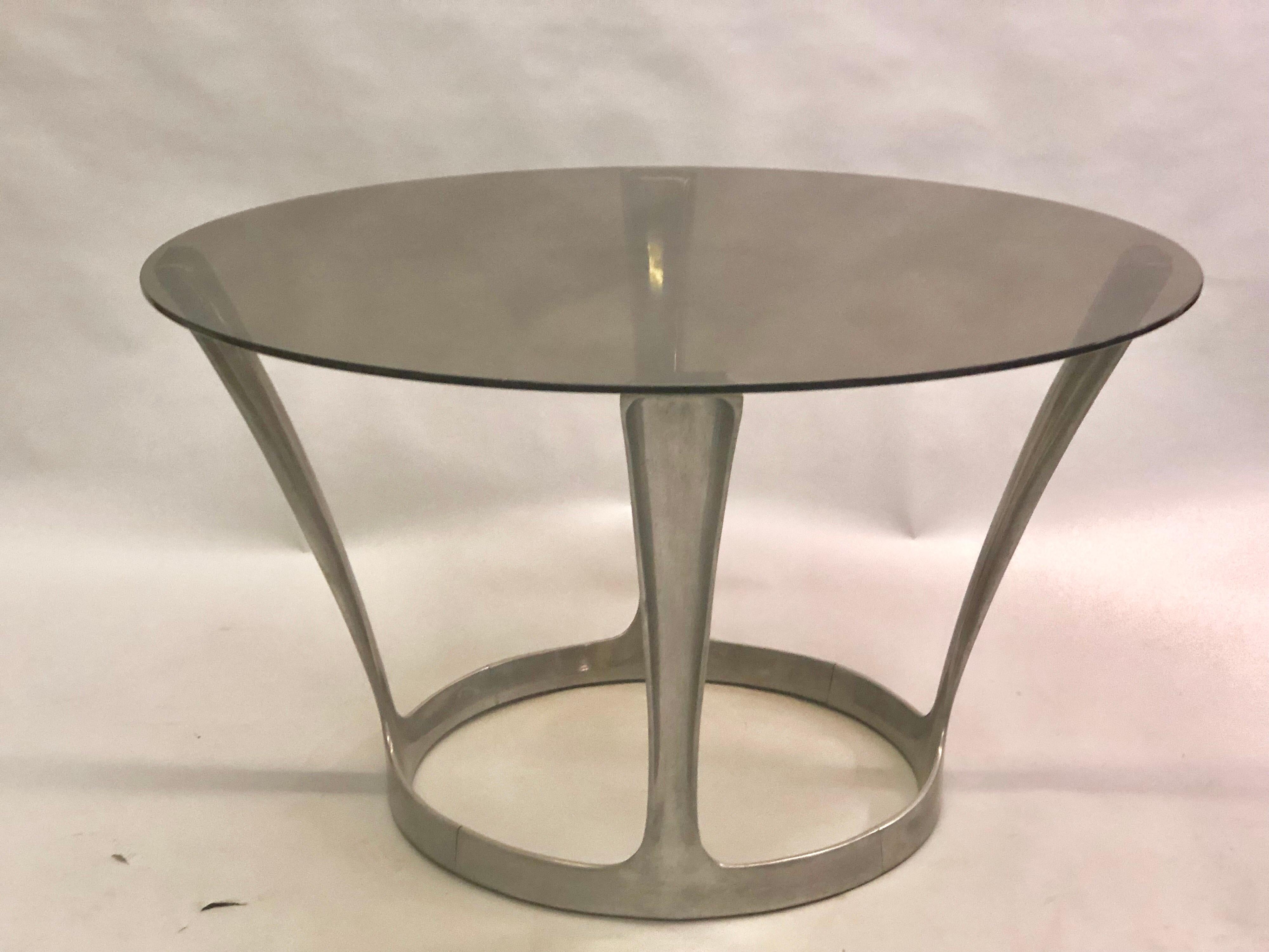 Runder französischer Mid-Century Modern Esstisch mit einem Fuß aus Aluminiumguss und einer Platte aus Rauchglas von Boris Tabacoff, um 1960.

Wir können den Aluminiumsockel bis zur Perfektion polieren. 

  