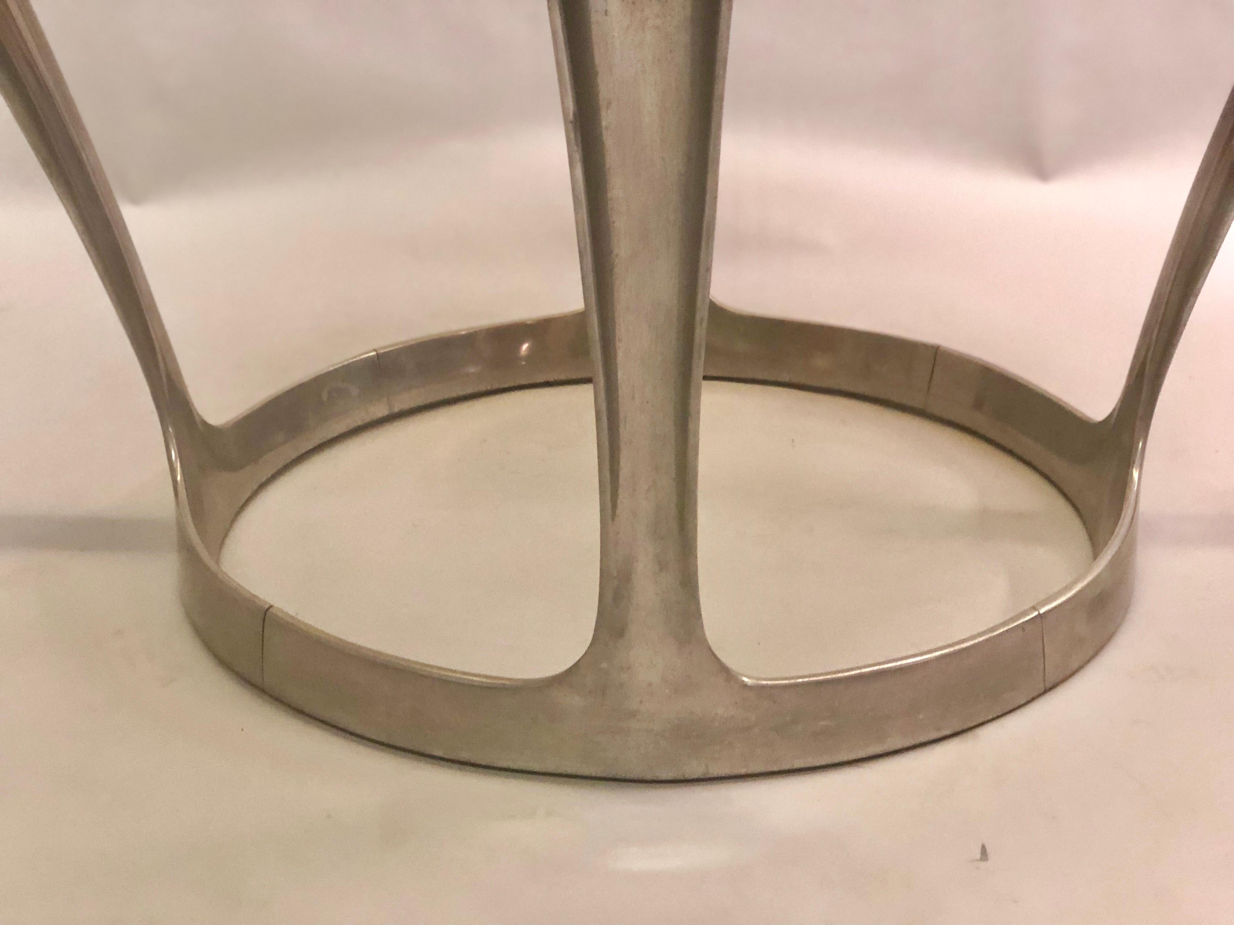 Mesa de comedor francesa de centro redondo de aluminio y cristal de mediados de siglo, de Boris Tabacoff siglo XX en venta