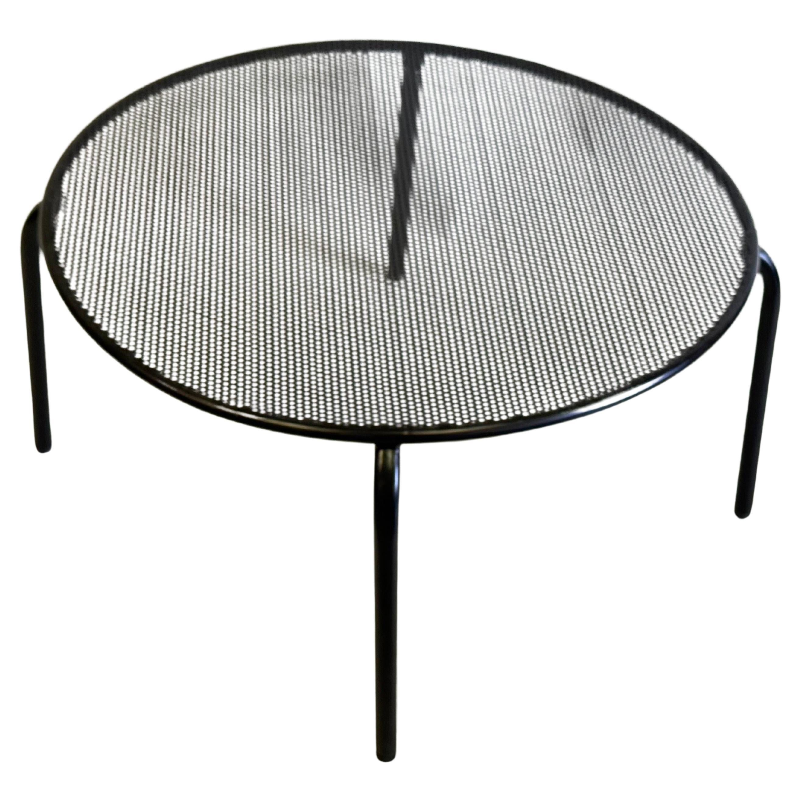 Tables basses ou d'appoint rondes en fer perforé du milieu du siècle dernier, Mathieu Margot