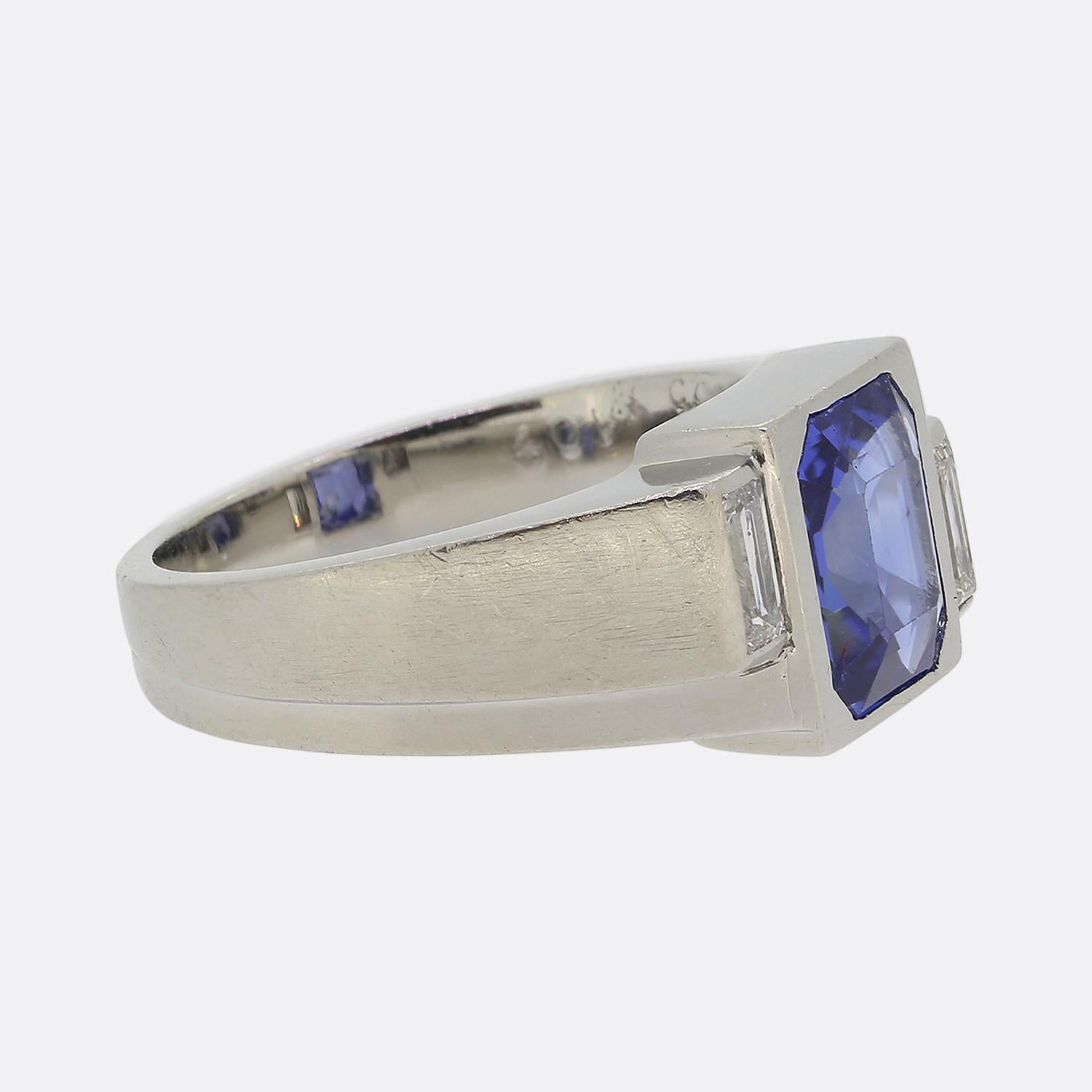 Taglio baguette Anello a tre pietre con zaffiro e diamante di metà secolo francese in vendita