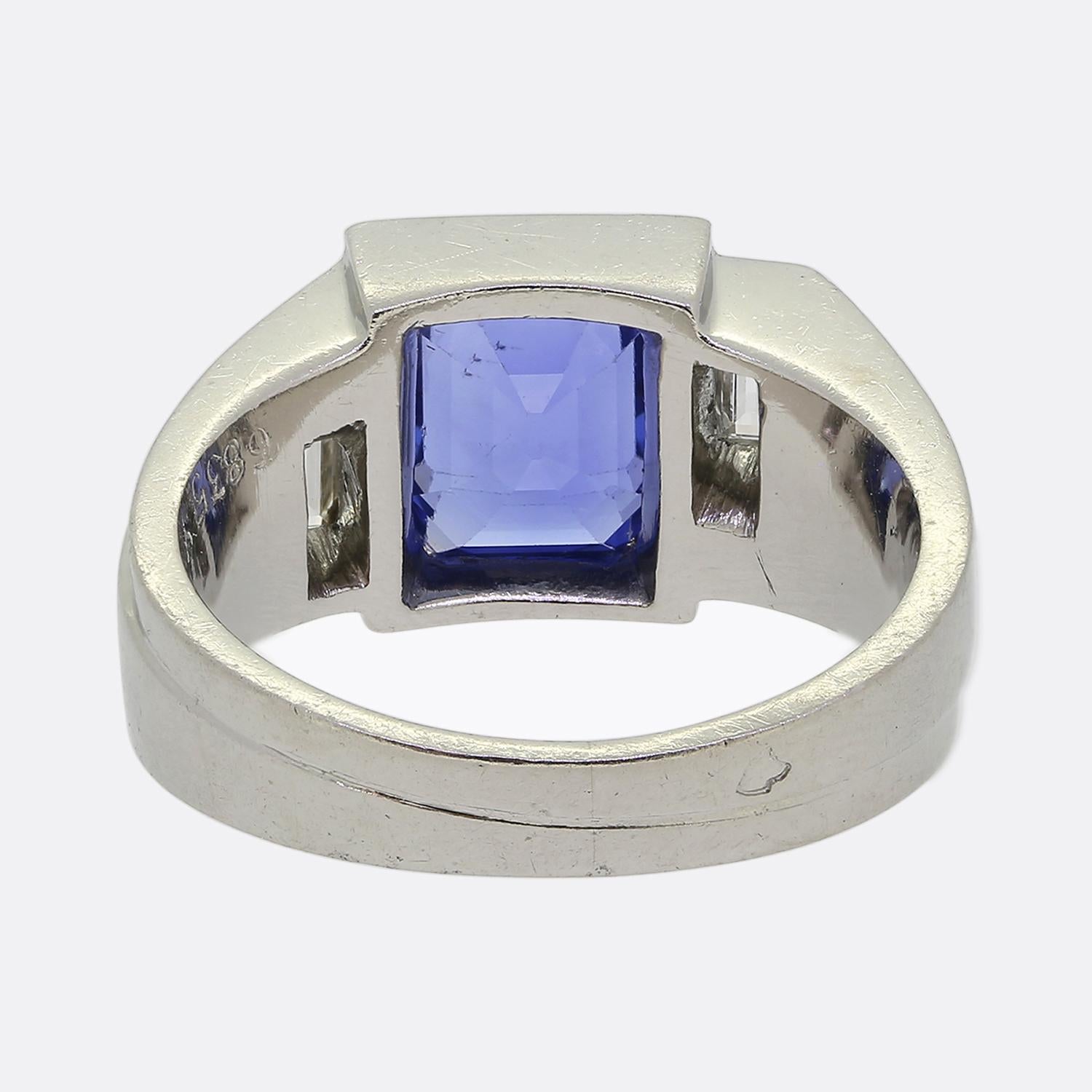 Anello a tre pietre con zaffiro e diamante di metà secolo francese In condizioni buone in vendita a London, GB