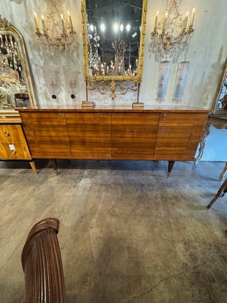Bellissima credenza francese di metà secolo in noce intarsiato. Circa 1940. Uno dei preferiti dai migliori designer! 87w x 22d x 38h