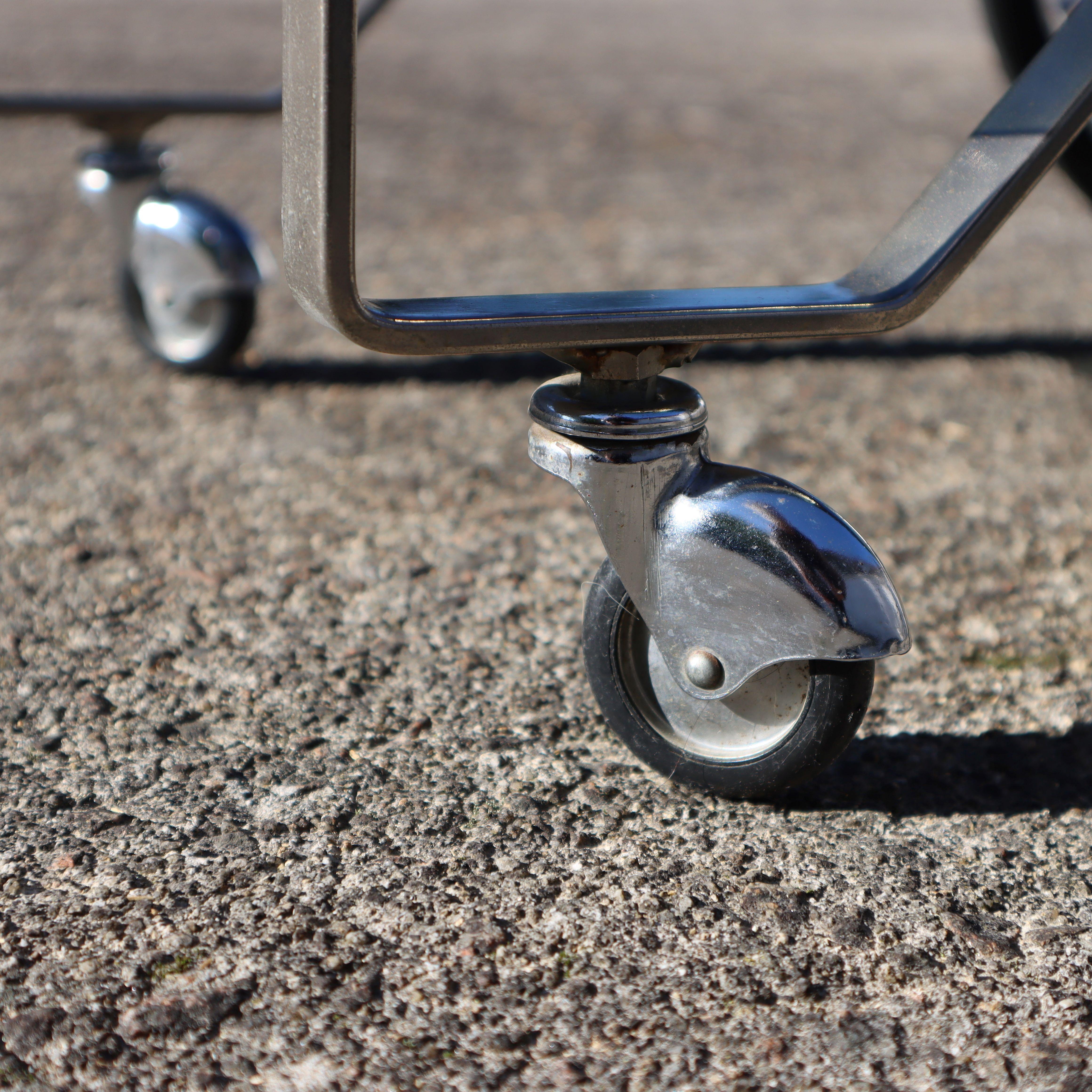 French Mid-Century Smoked Glass and Chrome Bar Trolley-Drop Leaf Bar Cart-60s en vente 11