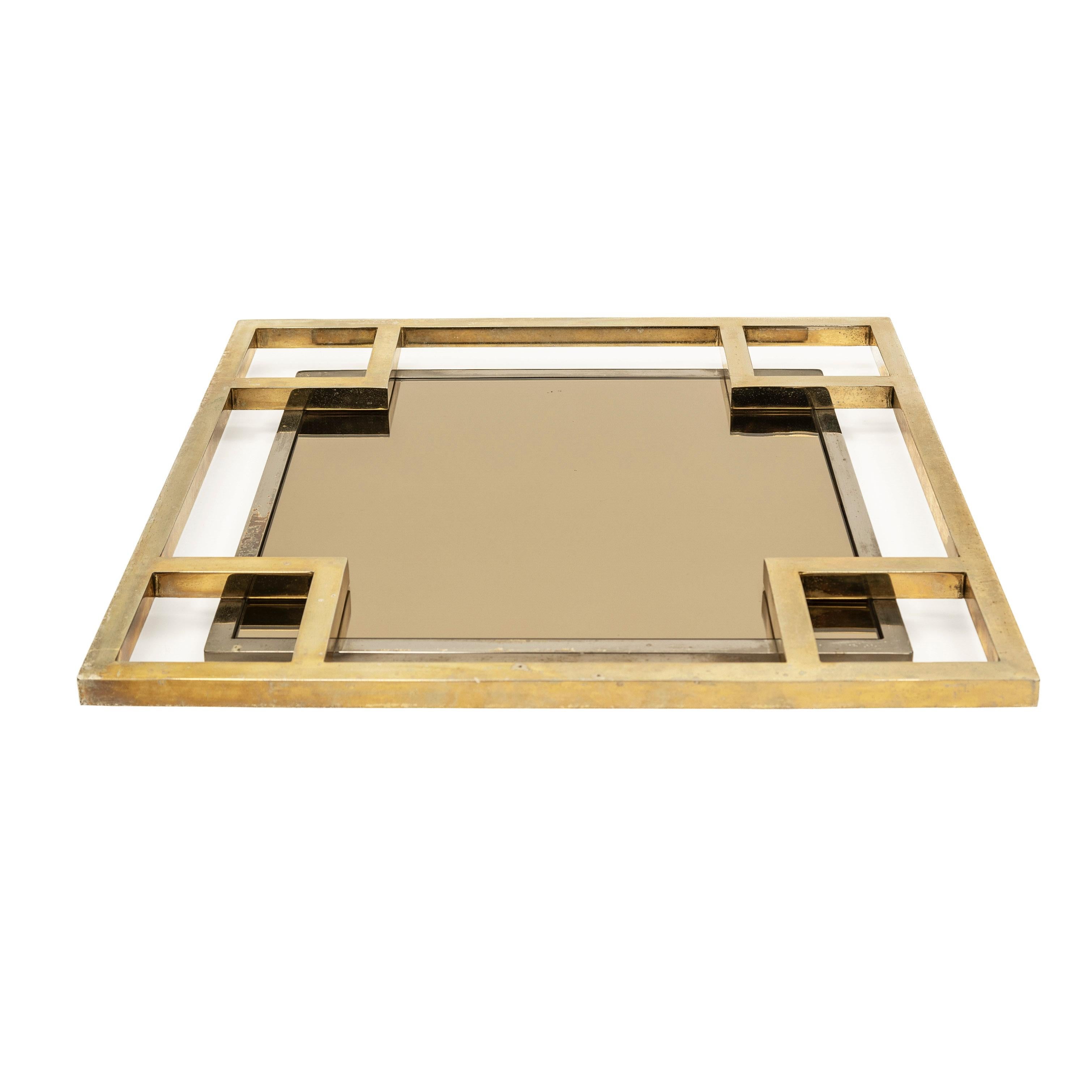 
Miroir carré à double cadre en laiton et chrome des années 1970 par Maison Jansen.

Le cadre en laiton de 2,5 cm de large forme quatre carrés supplémentaires dans les coins, avec le cadre chromé en dessous. Le format strictement géométrique combiné