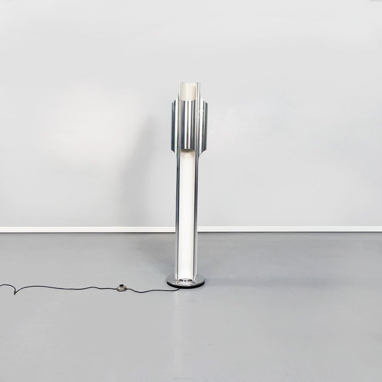 French mid-century steel Orgue floor lamp by Charles for Maison Charles, 1970s
Orgue floor lamp with 4 lights and with circular base in stainless steel. The stainless steel structure leads back to the organ pipes, in fact it is copied by 4 open