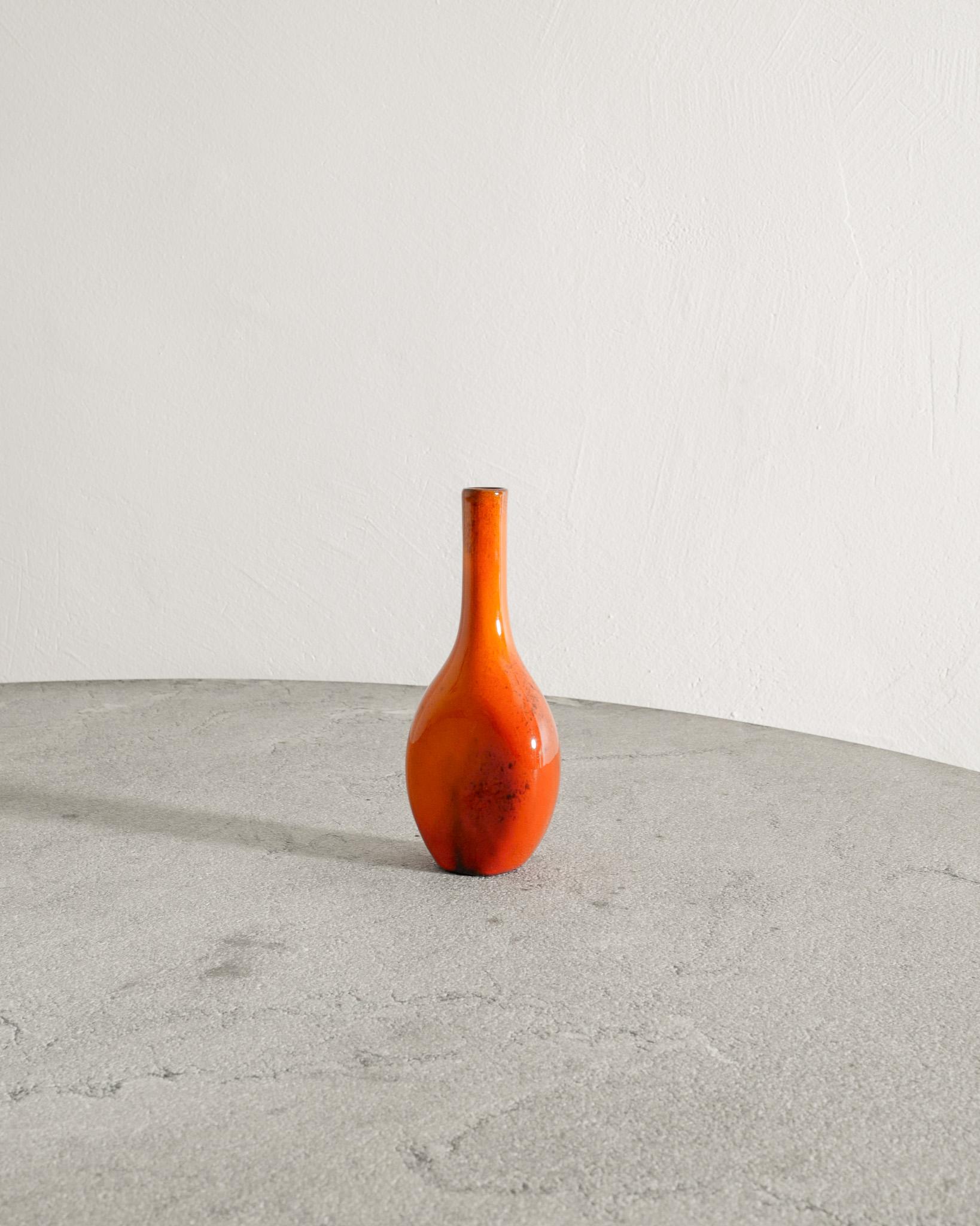 Vaso decorativo francese di metà secolo in gres rosso / ceramica di un caldo colore rosso e nello stile di Georges Jouve / Ruelland prodotto negli anni '50. 
In buone condizioni originali. 

Dimensioni: H: 21 cm / 8.25
