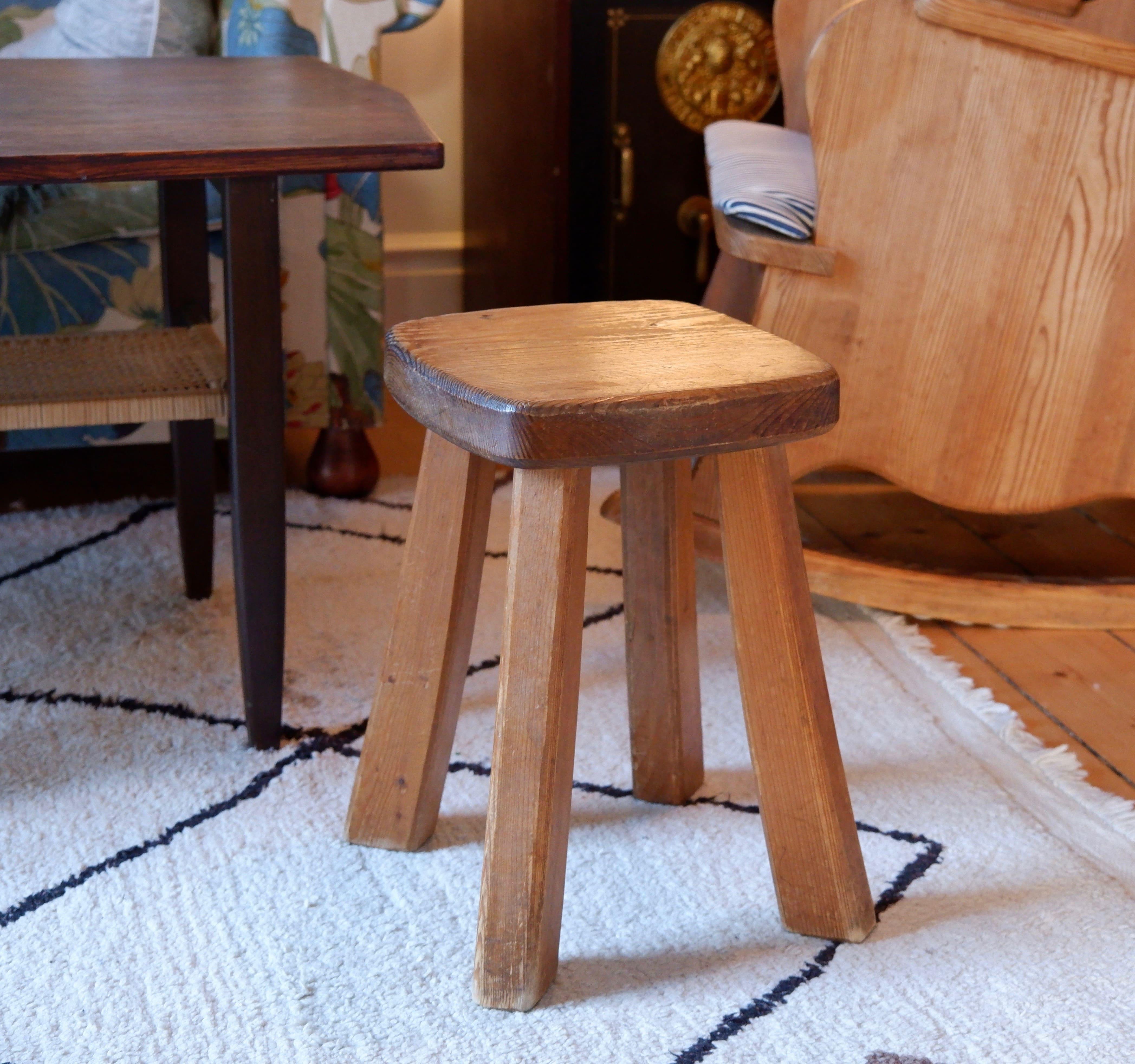 French mid century stool in the manner of the Charlotte Perriand Berger made in solid wood. The stool is in good condition and the wood has a really nice patina. Dimensions : H : 44 / L : 30 / P : 30 cm.