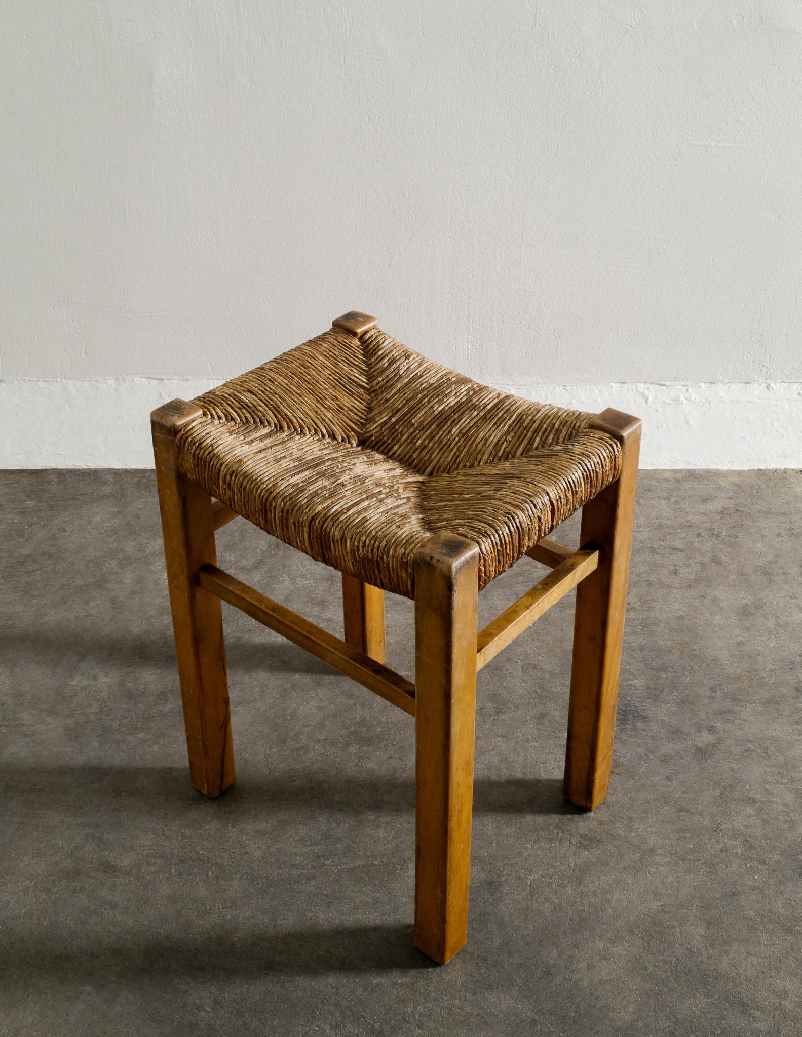 French Midcentury Straw Rush Rattan Stool in Style of Charlotte Perriand, 1950s In Good Condition In Stockholm, SE