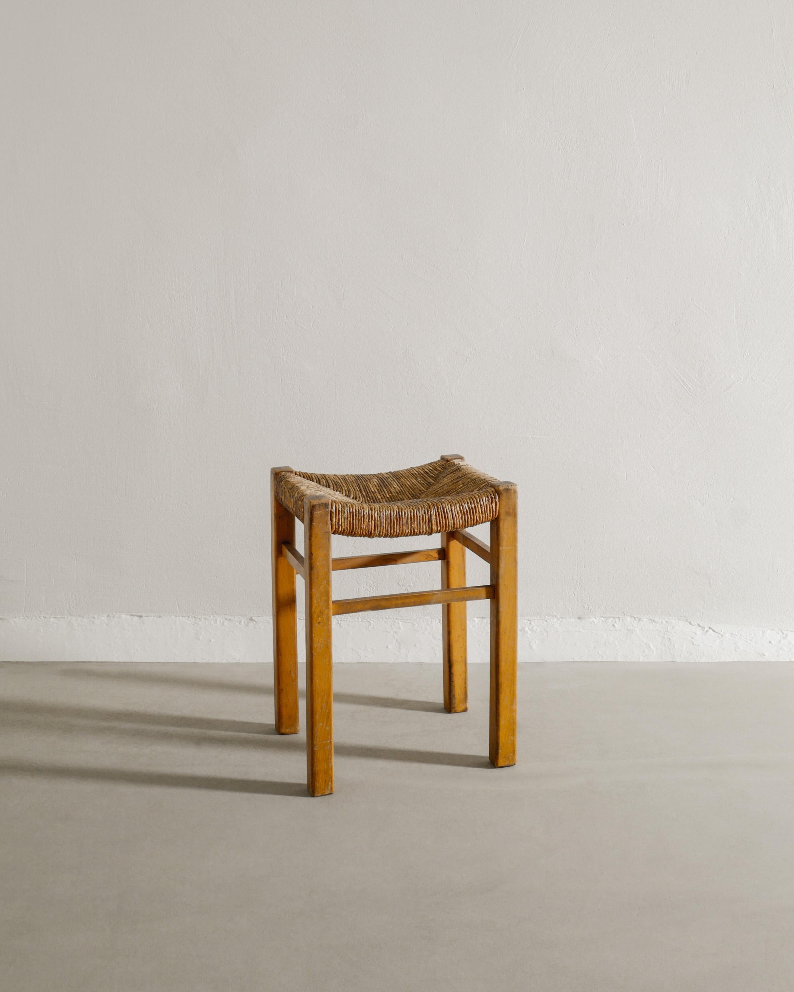 Raro y muy bonito taburete de paja decorativo francés de mediados de siglo en fresno y asiento original de hierba curvada. Estable y en buen estado vintage y original. 

Dimensiones: Alto: 46 cm Ancho: 35 cm Prof: 27,5 cm Altura: 43 cm