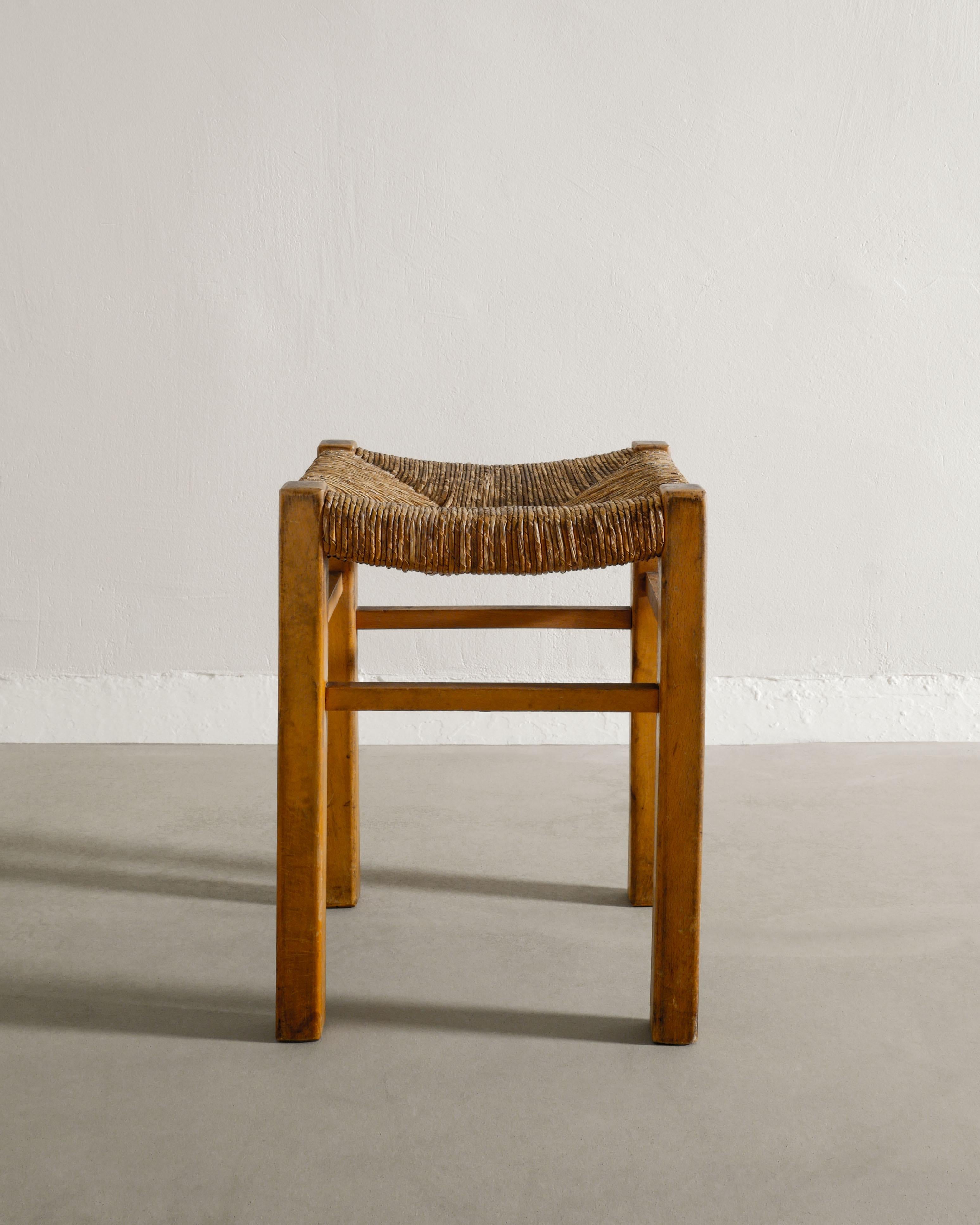 Taburete francés de ratán de paja de mediados de siglo al estilo de Charlotte Perriand, años 60 Moderno de mediados de siglo en venta
