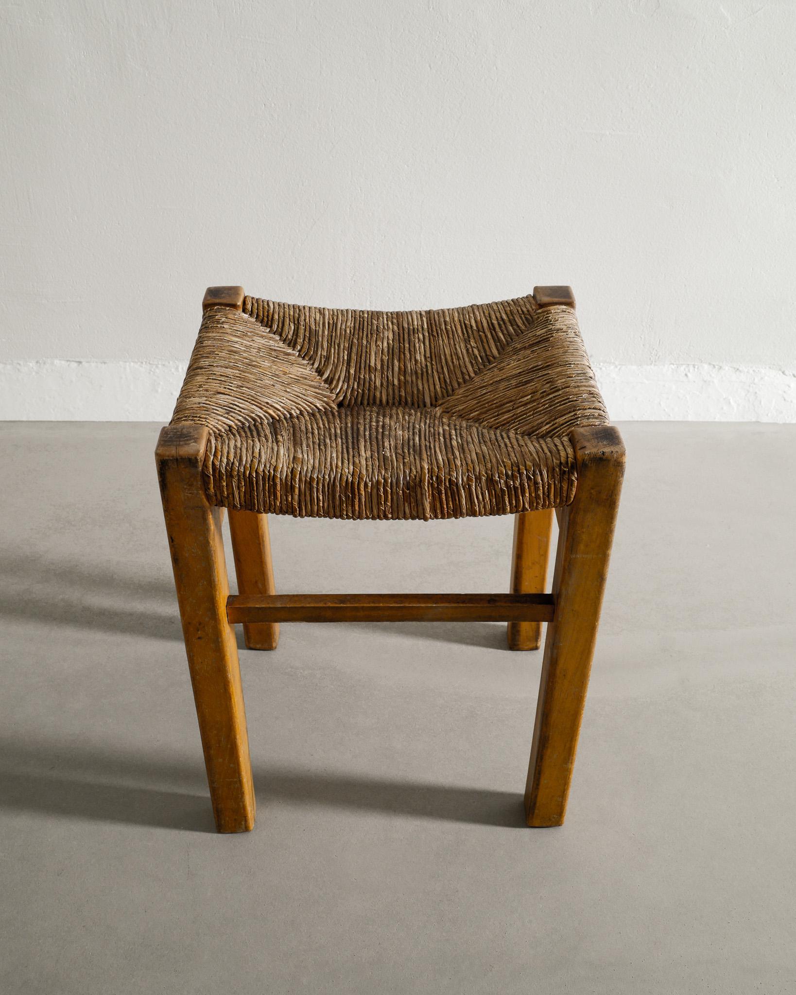 French Mid Century Straw Rush Rattan Stool in Style of Charlotte Perriand, 1960s In Good Condition For Sale In Stockholm, SE