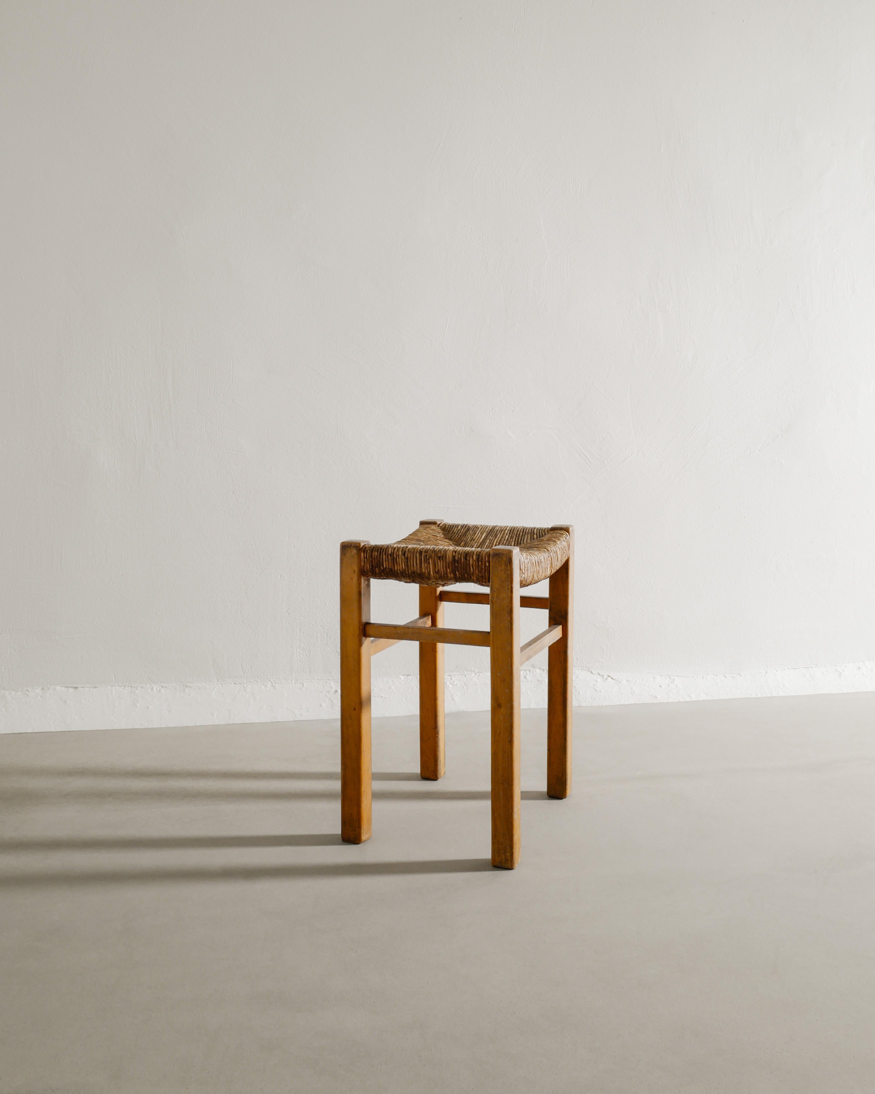 Taburete francés de ratán de paja de mediados de siglo al estilo de Charlotte Perriand, años 60 Francés en venta