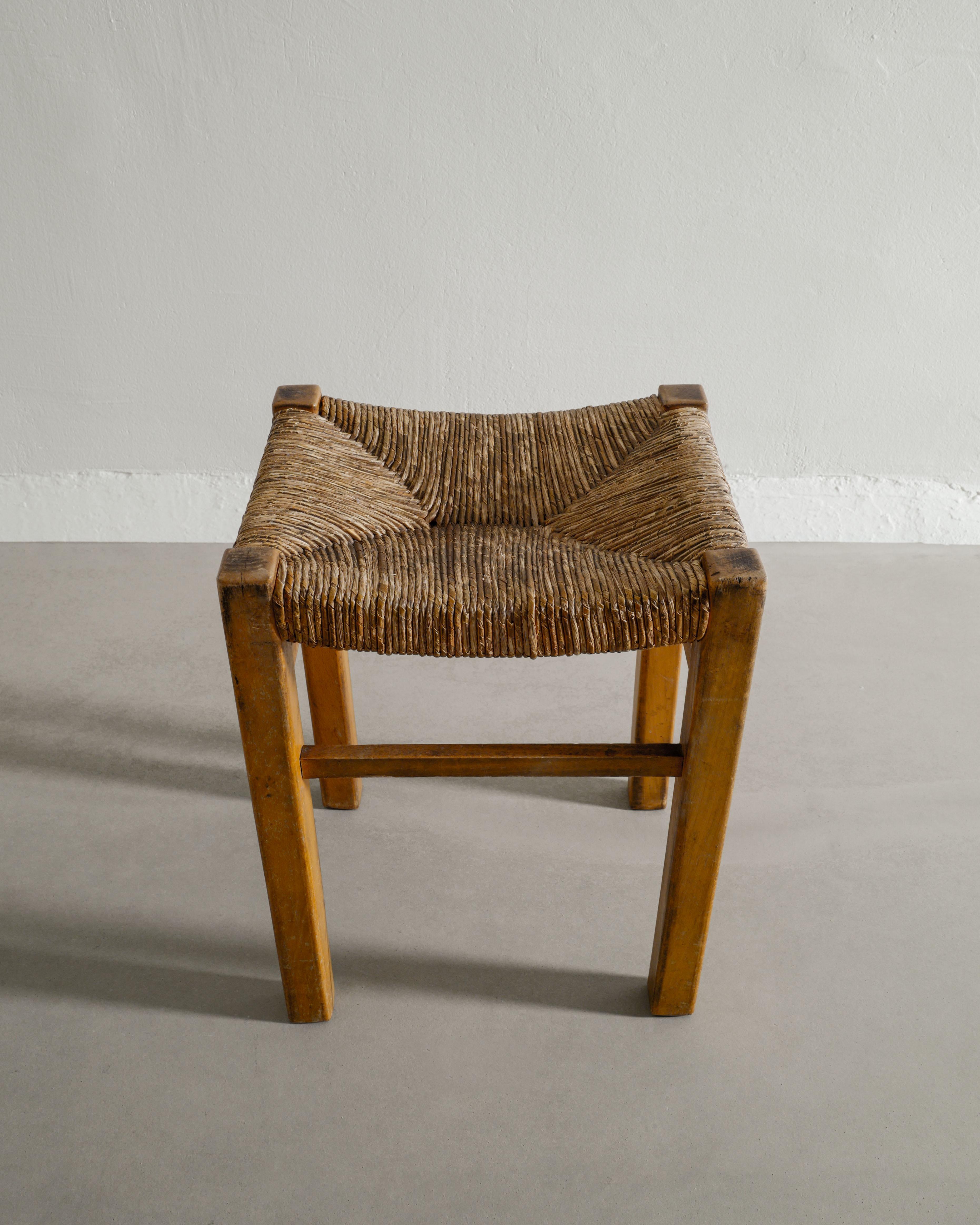 Taburete francés de ratán de paja de mediados de siglo al estilo de Charlotte Perriand, años 60 en Bueno estado para la venta en Stockholm, SE