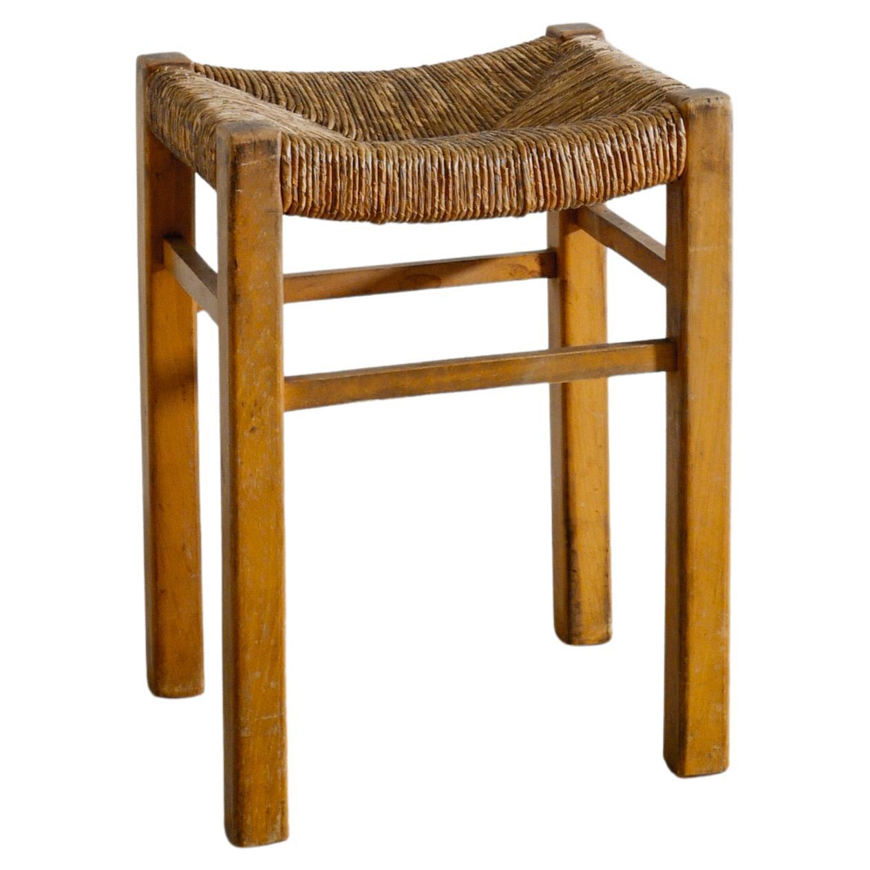 Französischer Hocker aus Stroh und Rattan im Stil von Charlotte Perriand, 1960er Jahre