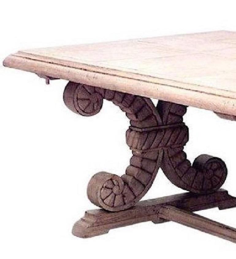 Mesa de comedor francesa de roble decapado de mediados de siglo Francés en venta