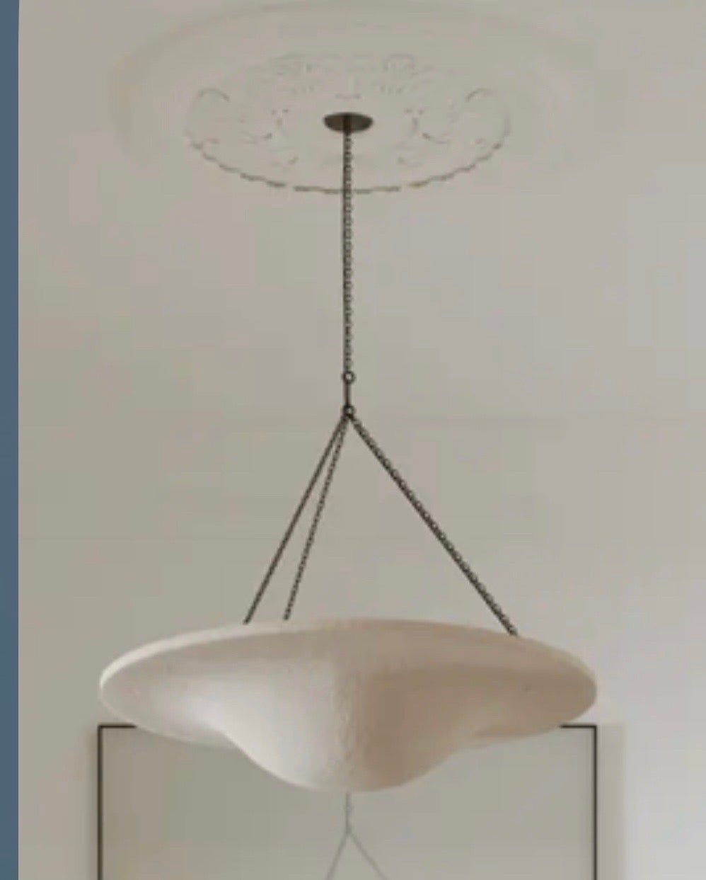 Un elegante e intramontabile lampadario in gesso in stile metà secolo moderno di Jean-Michel Frank.  