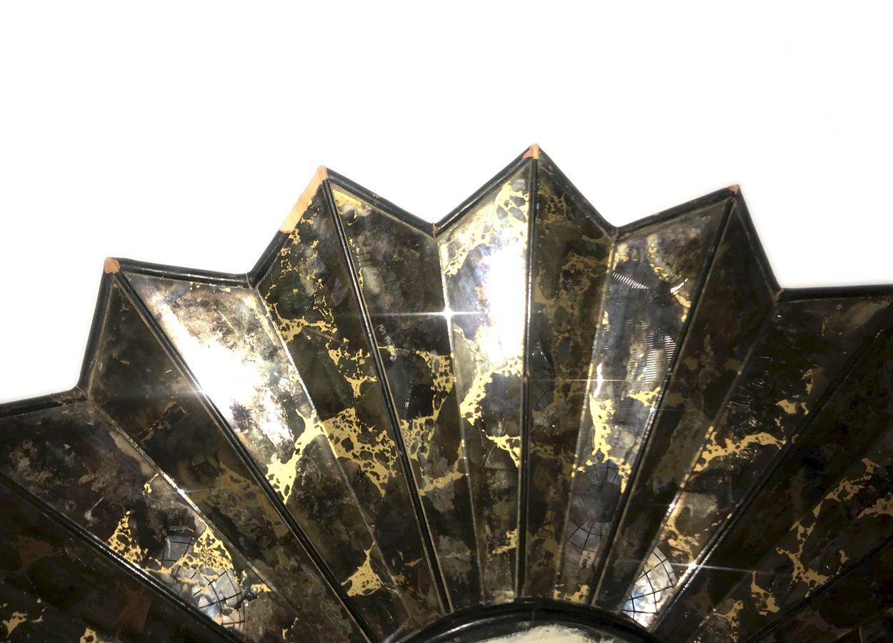 French mirrored sunburst with gilt details on aged mirror frame, circa 1950s.

Measurements:
Diameter 31.5