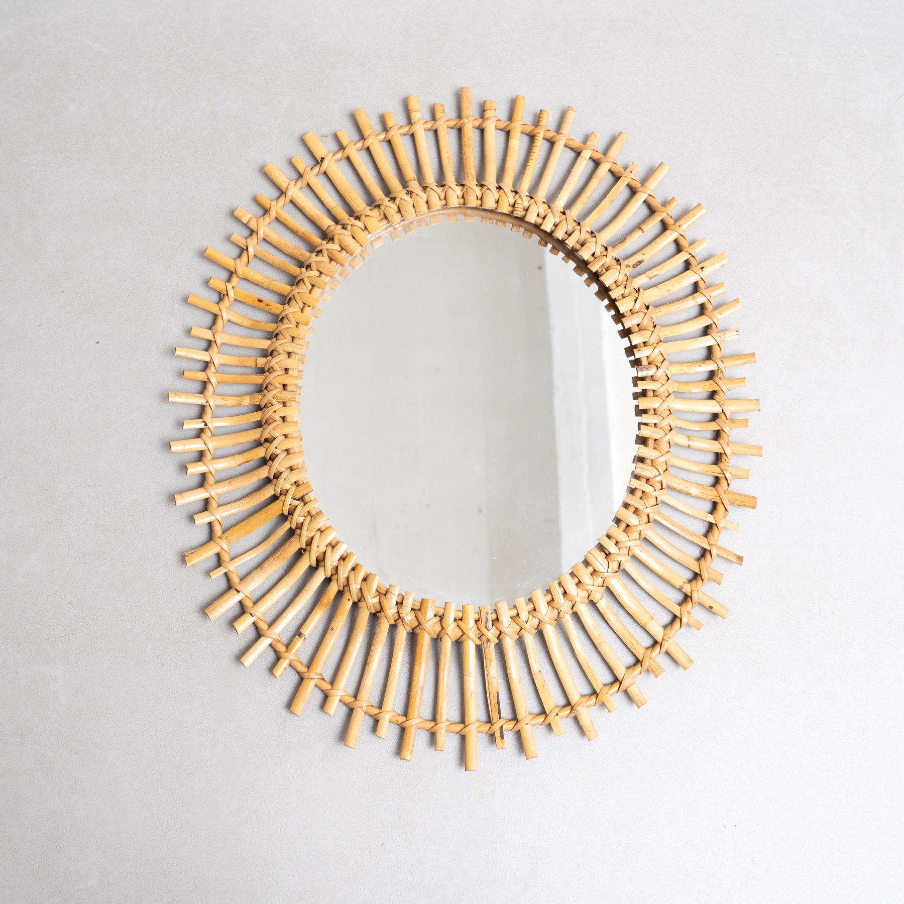 Eleganza rilassata degli interni della Costa Azzurra degli anni '60, questo specchio a raggiera realizzato a mano in bambù naturale e rattan è un esempio radioso di design di metà secolo che incontra la maestria artigianale.

La sua silhouette