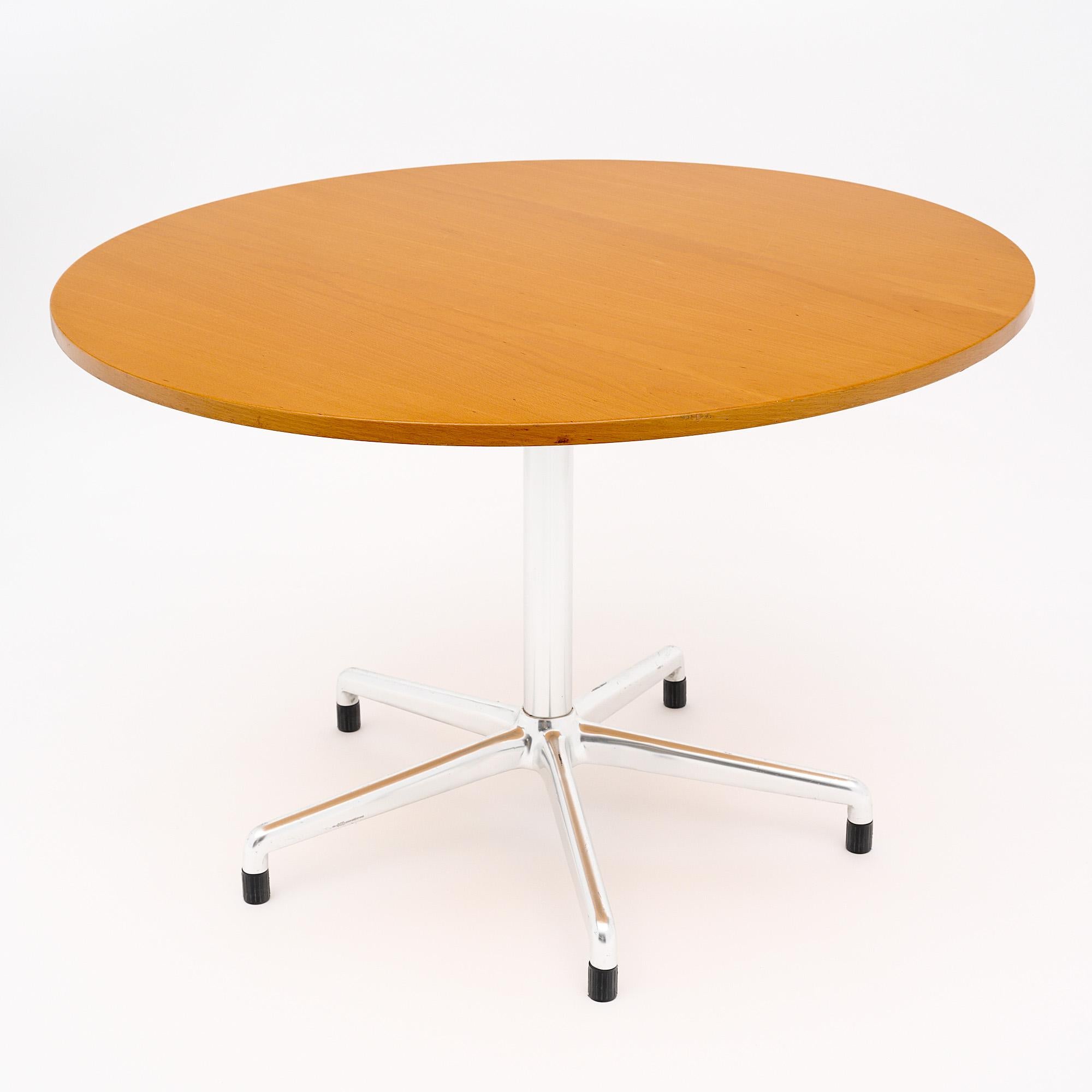 Mid-Century Modern French Mid-Century Table in the style of Knoll For Sale