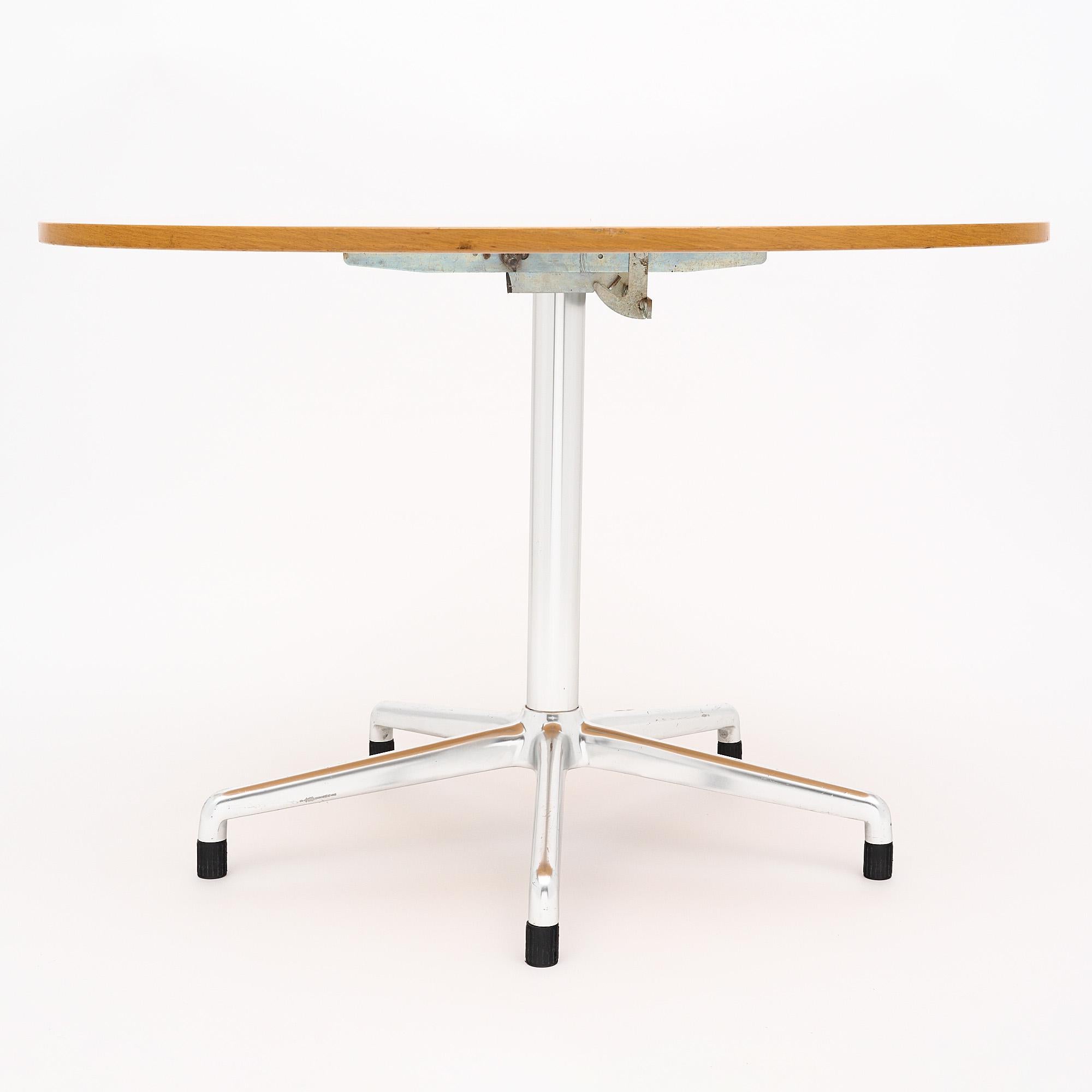 French Mid-Century Table in the style of Knoll For Sale 1