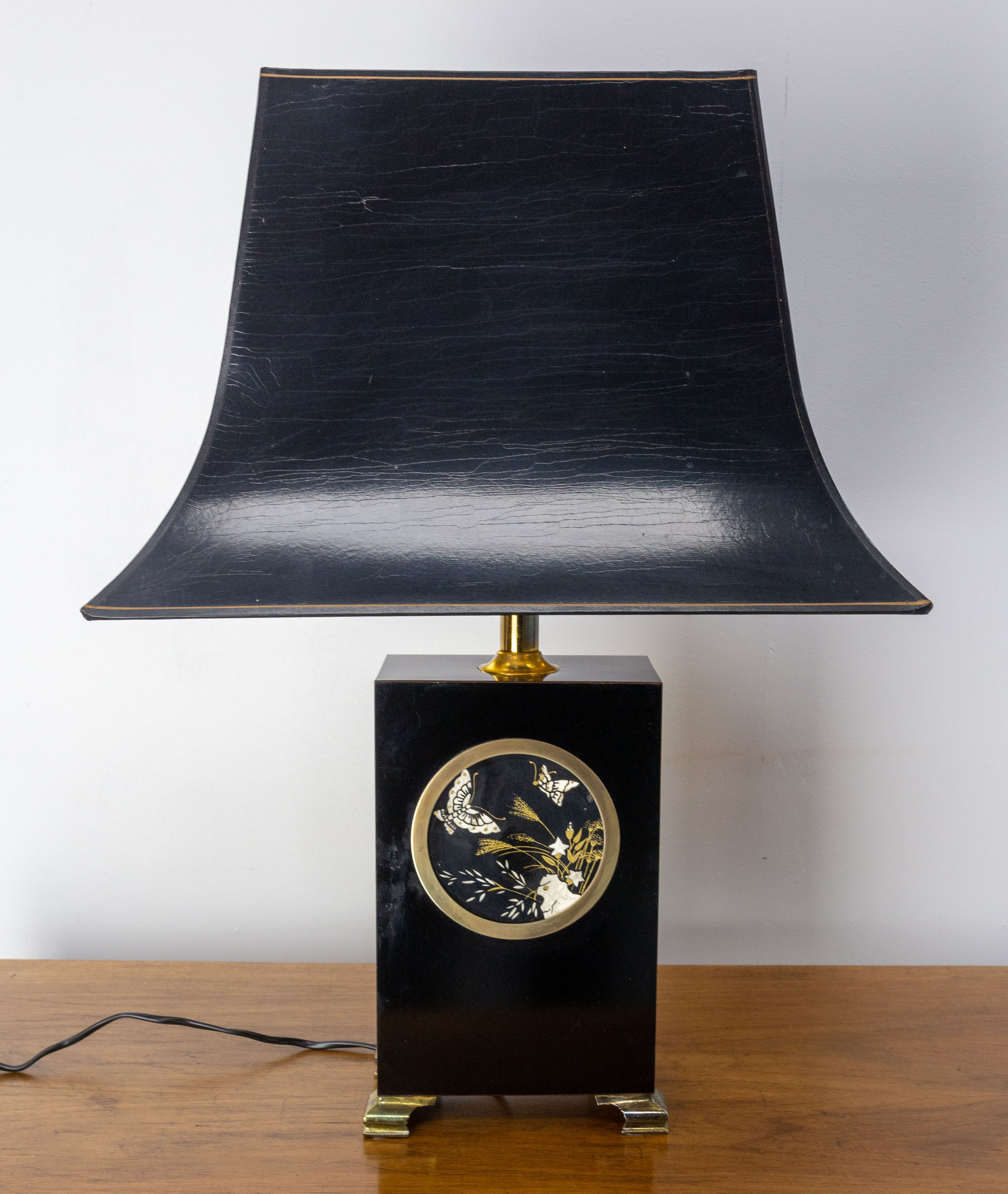 Black and golden table lamp black lacquered wood. 
Decor of butterflies flying on plants.
French circa 1970.
This can be rewired to USA or EU and UK standards.
Good condition with marks of age, nothing disturbing.

Shipping:
P 33 L 45 H 42 cm