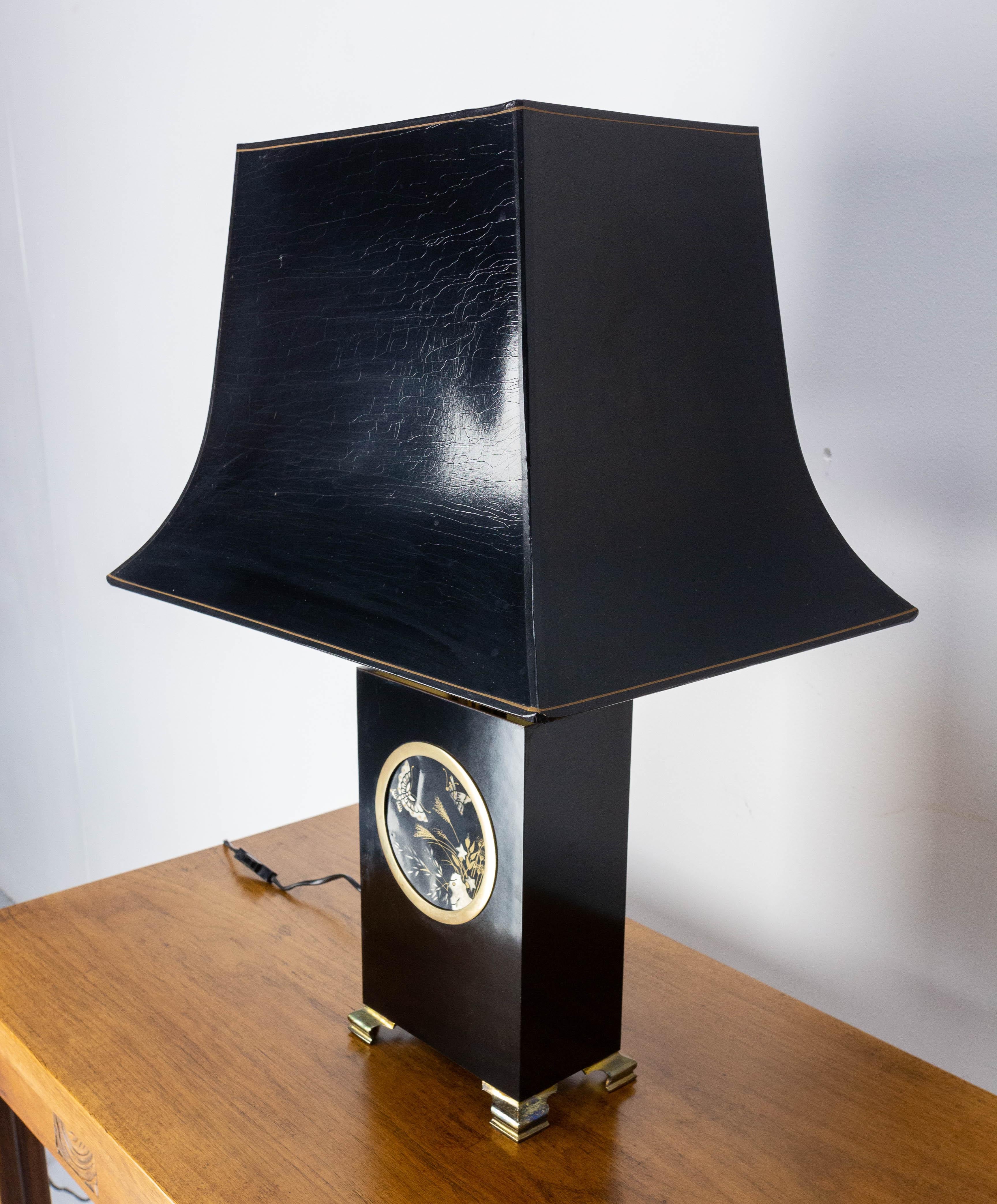 Französische Mid-Century-Tischlampe aus der Mitte des Jahrhunderts, schwarz mit Schmetterlingendekor, um 1970 (Moderne der Mitte des Jahrhunderts) im Angebot