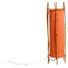 Lampada da tavolo o da terra francese del Mid Century di Louis Sognot in bambù e tessuto