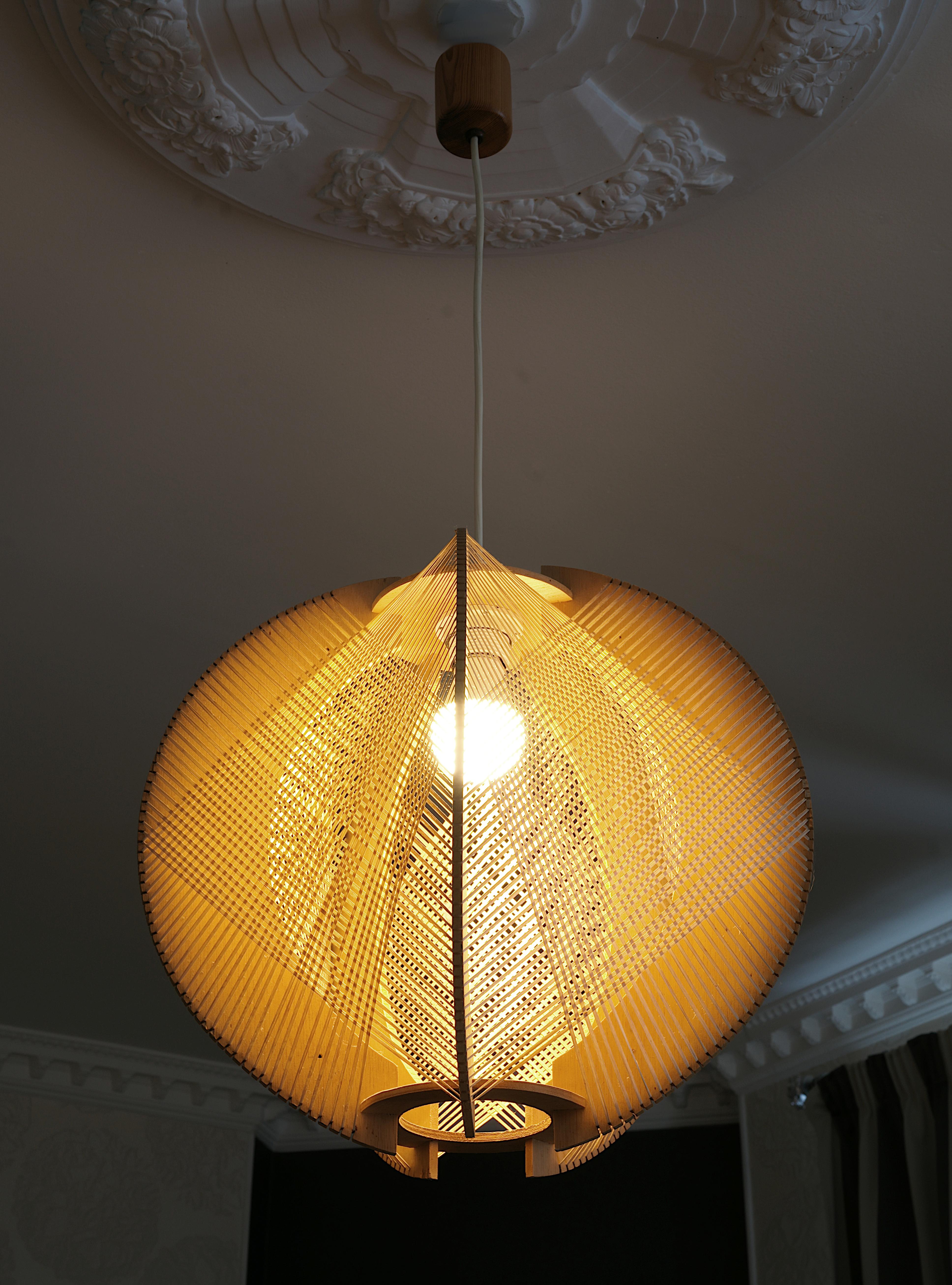 French Mid-century pendant chandelier, France, 1970s. Made of a fine wire stretched over a wooden frame. Height : 33