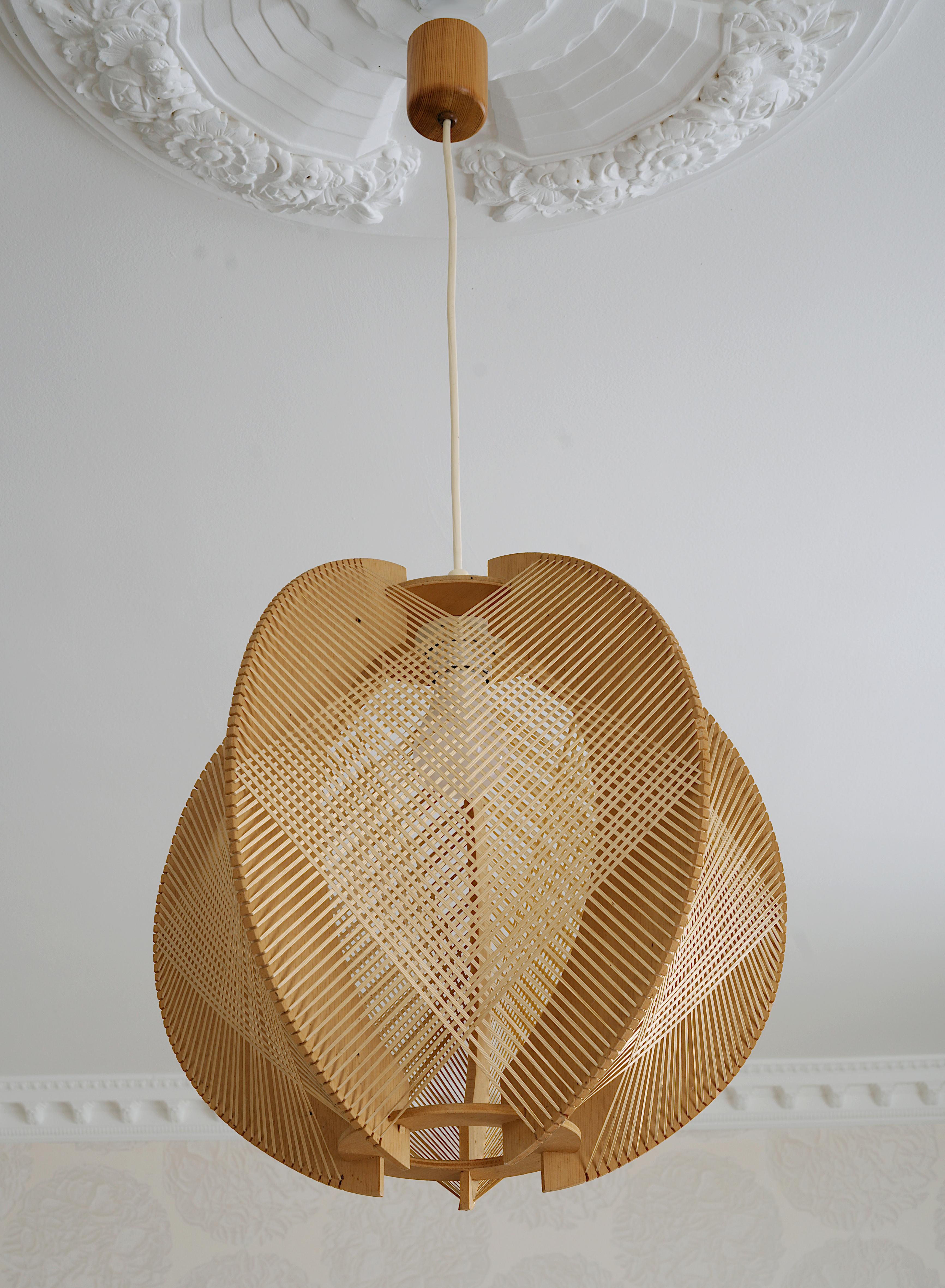 French Mid-century pendant chandelier, France, 1970s. Made of a fine wire stretched over a wooden frame. Height : 33