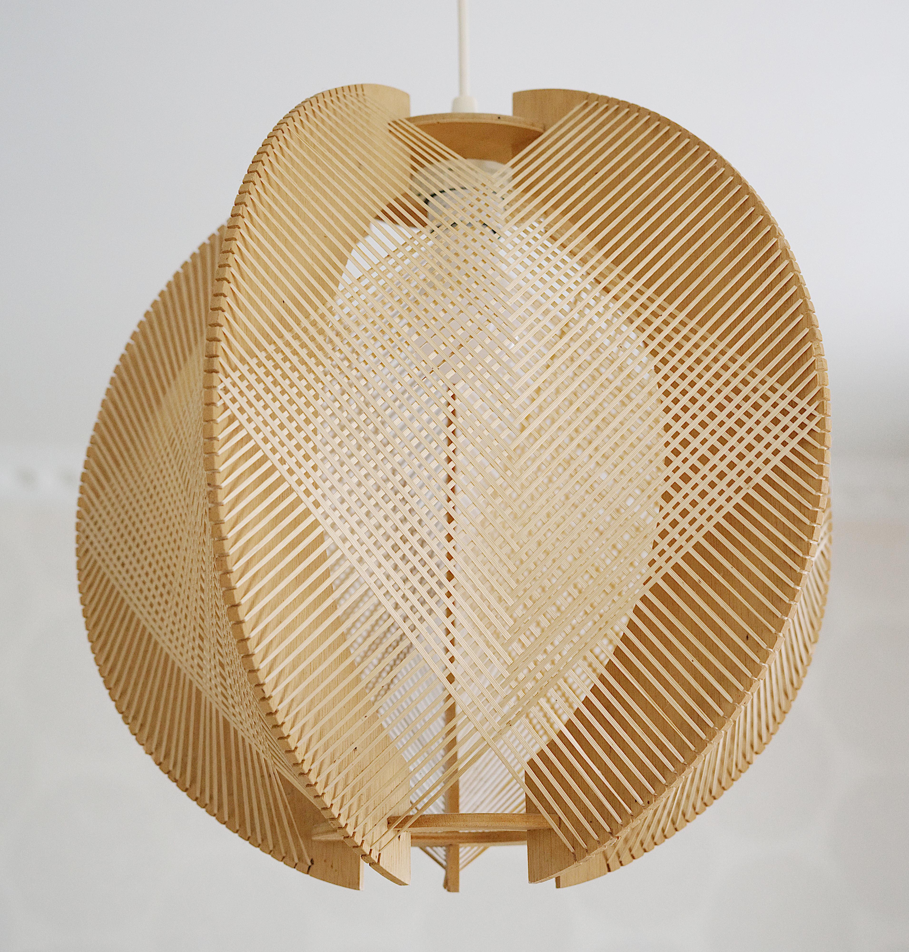 French Mid-century Thread Pendant Chandelier, 1970s 4