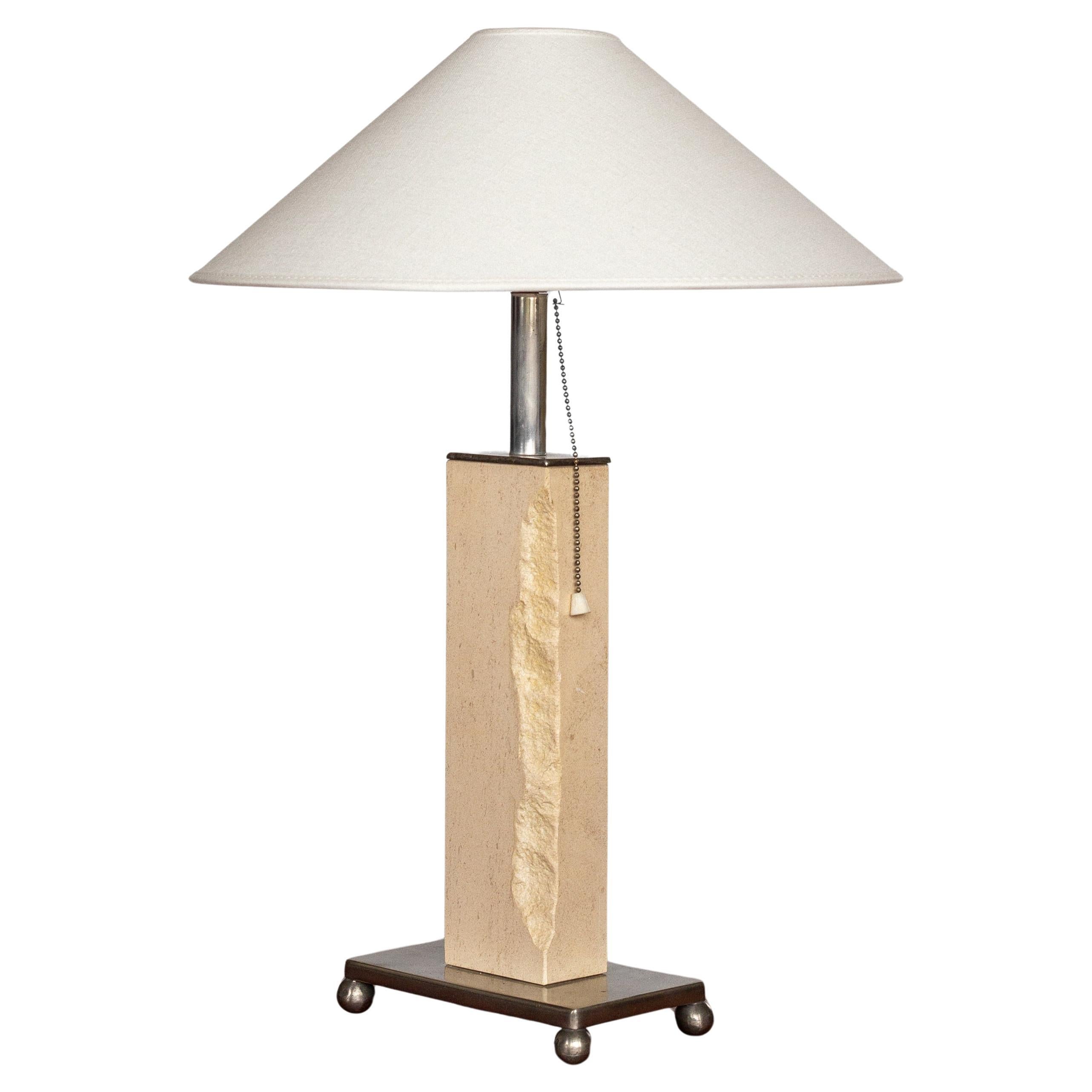 Lampe de table française du milieu du siècle dernier en travertin et métal