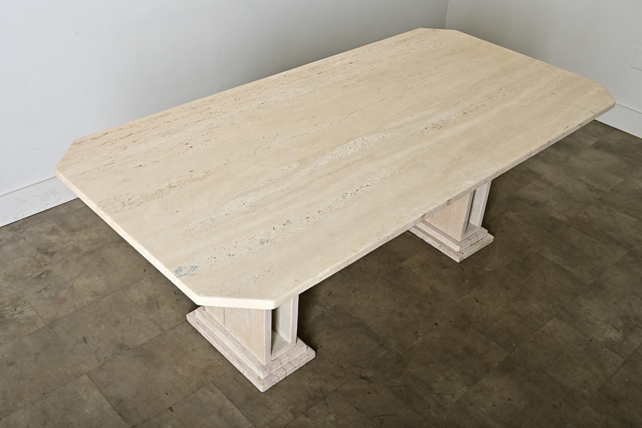 Sculpté Table de salle à manger en travertin du milieu du siècle dernier en vente