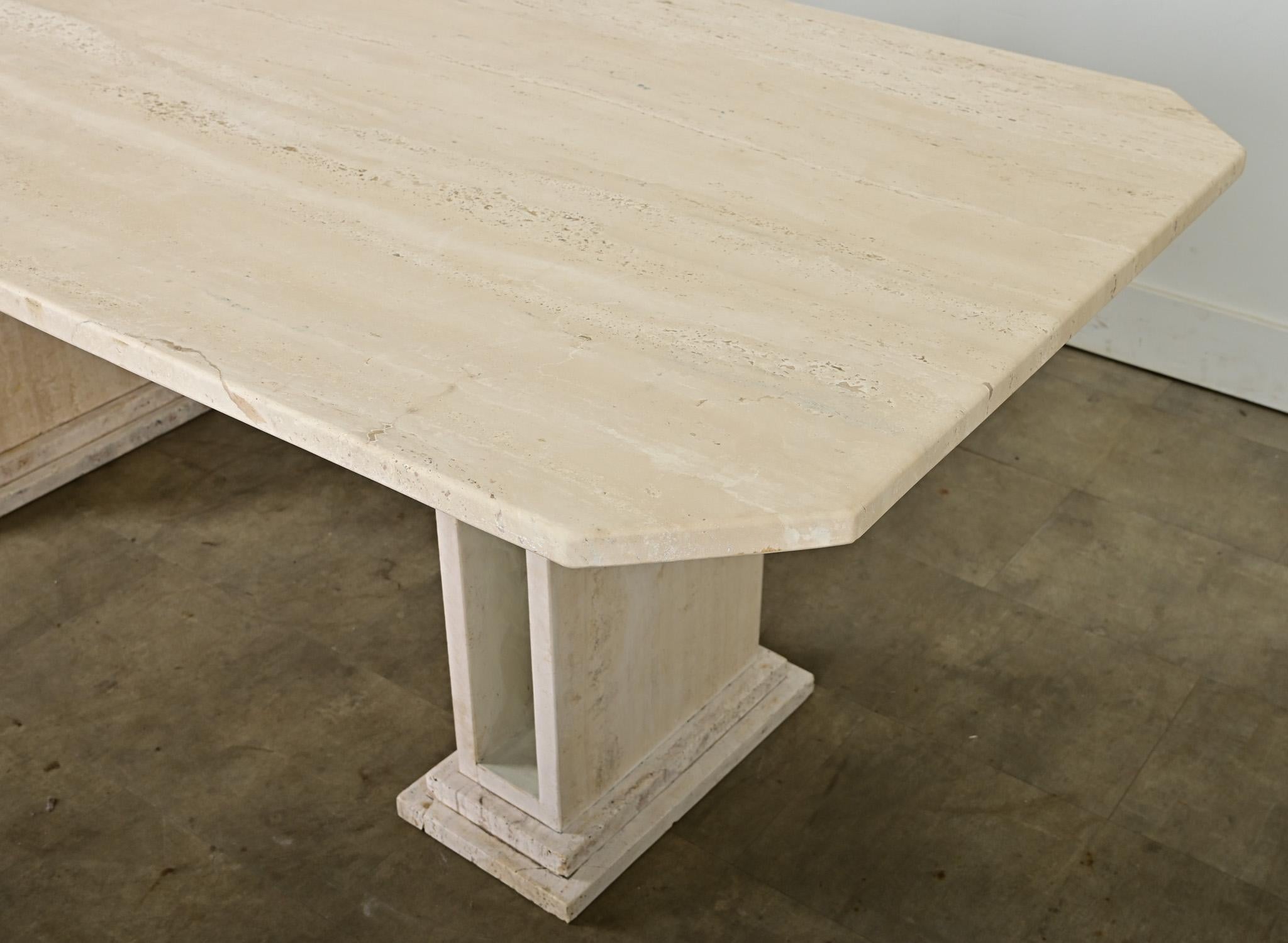 Table de salle à manger en travertin du milieu du siècle dernier Bon état - En vente à Baton Rouge, LA