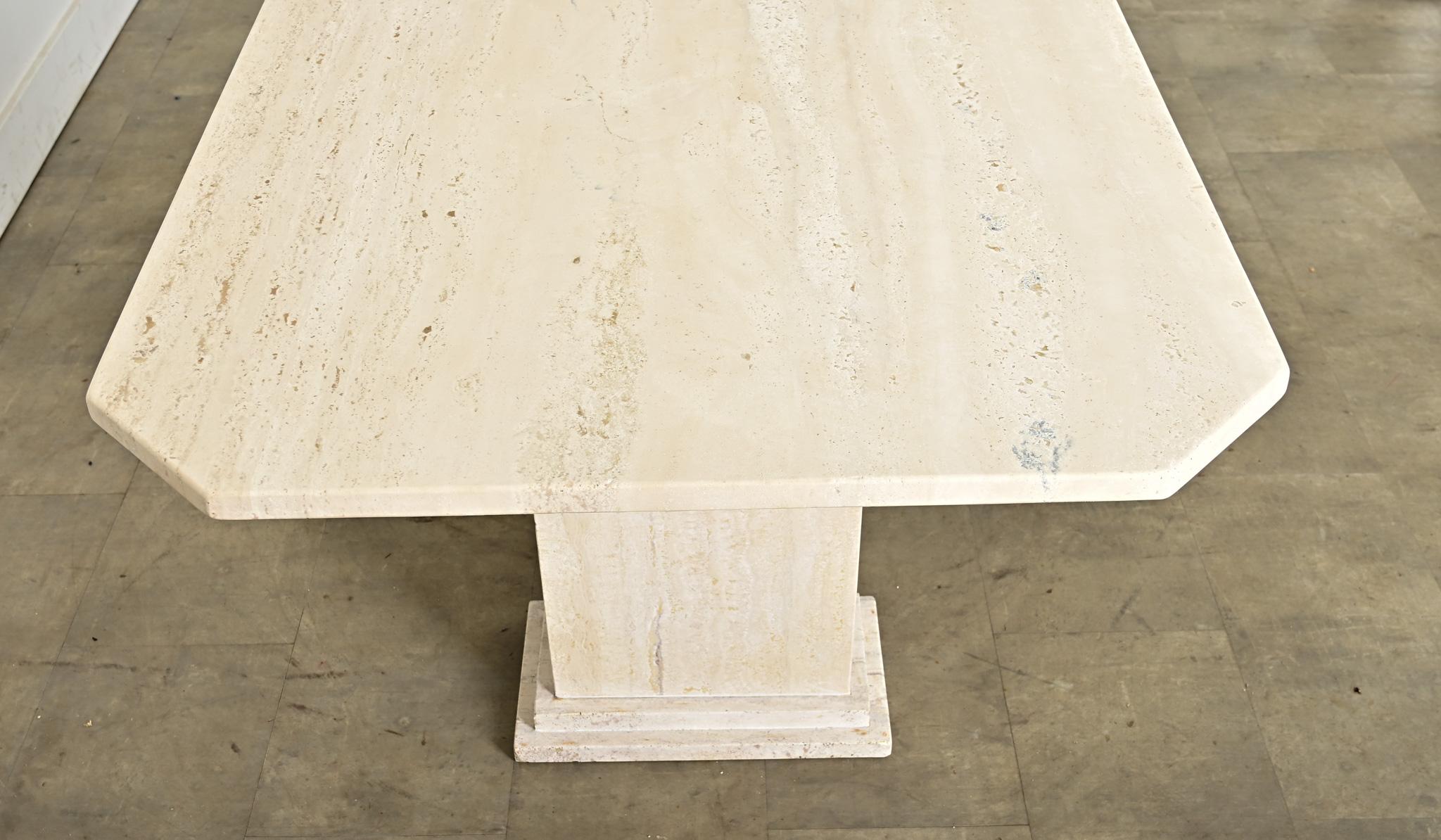 20ième siècle Table de salle à manger en travertin du milieu du siècle dernier en vente