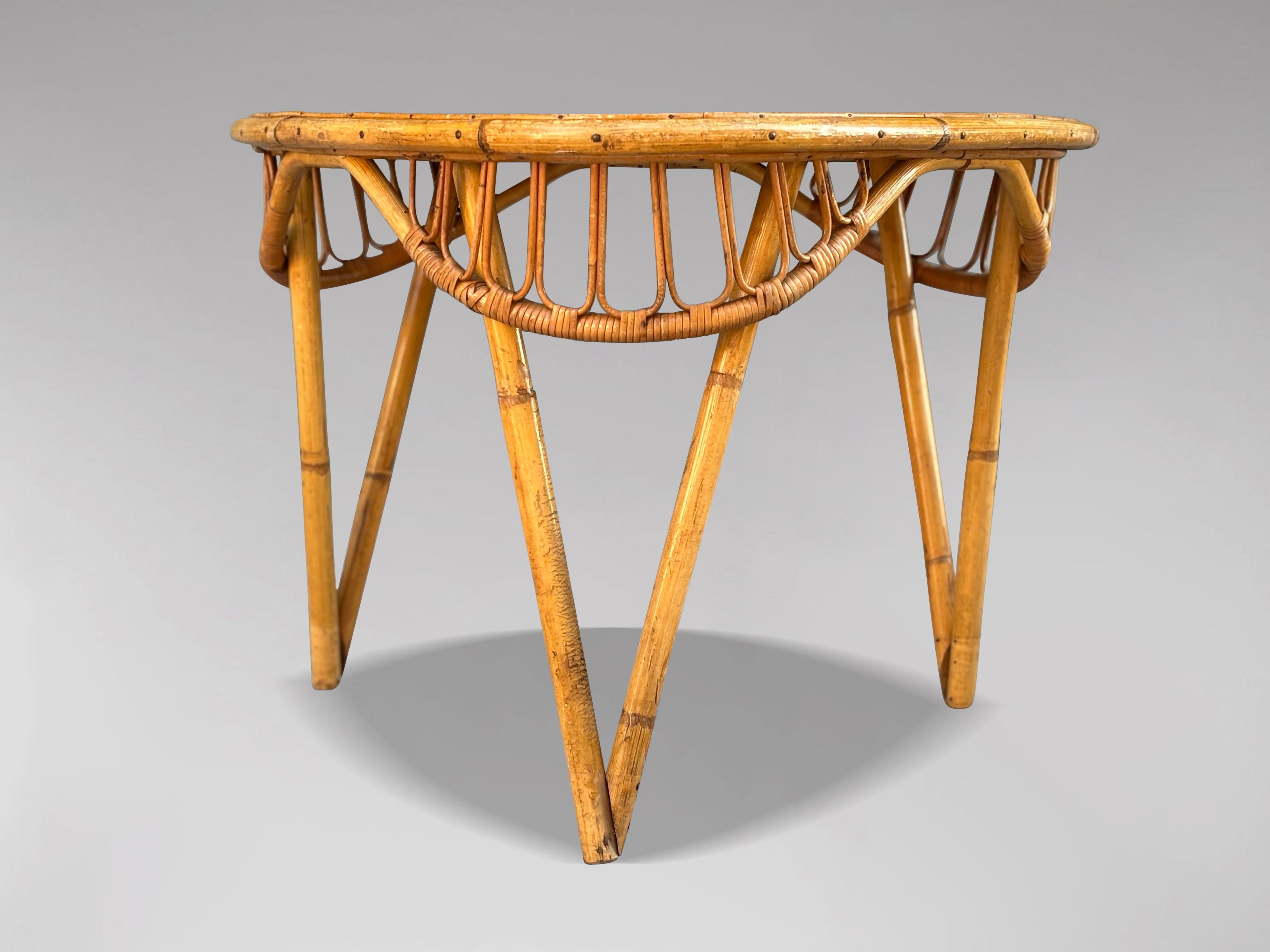 Français Table d'appoint triangulaire en bambou et rotin du milieu du siècle dernier en vente