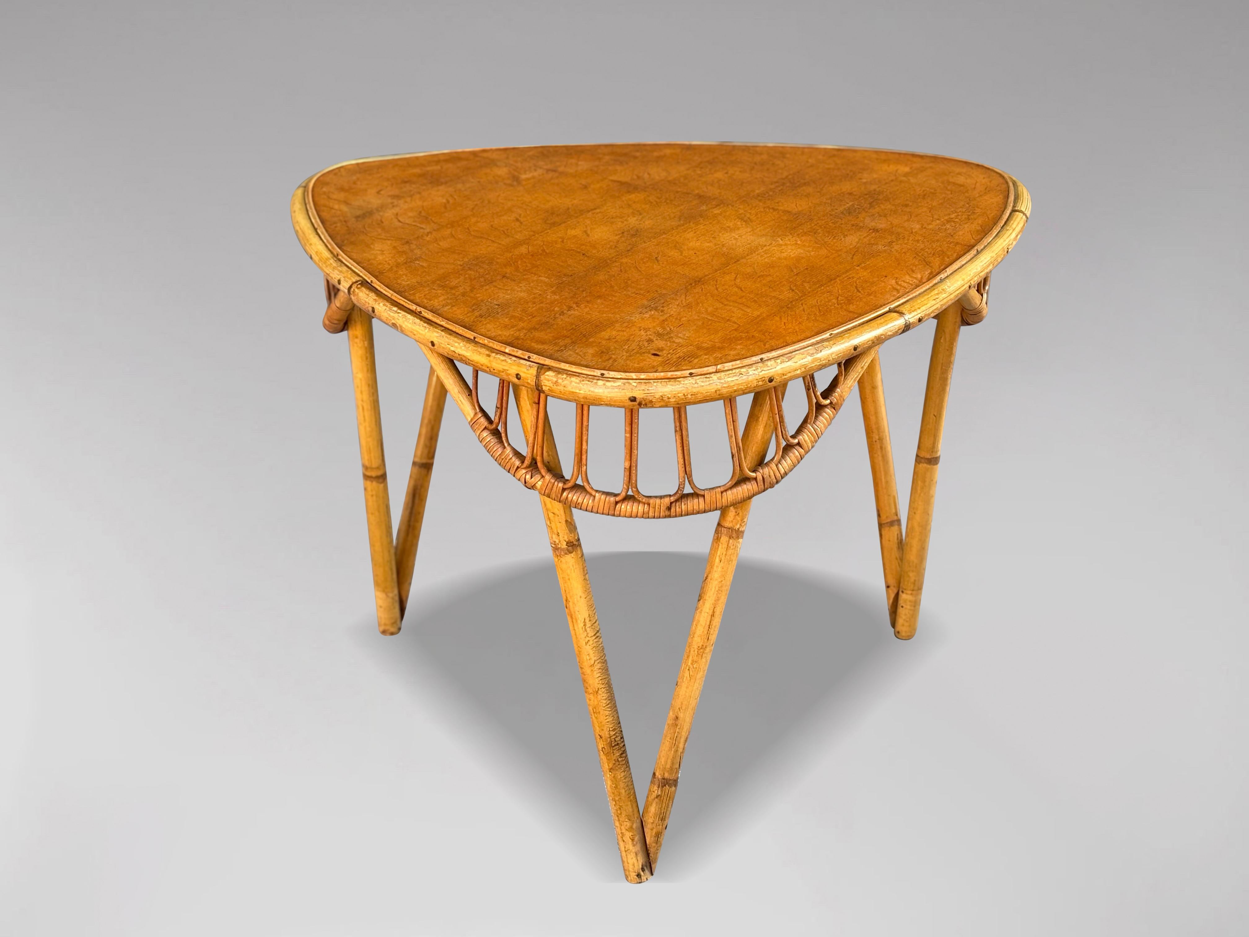 Fait main Table d'appoint triangulaire en bambou et rotin du milieu du siècle dernier en vente