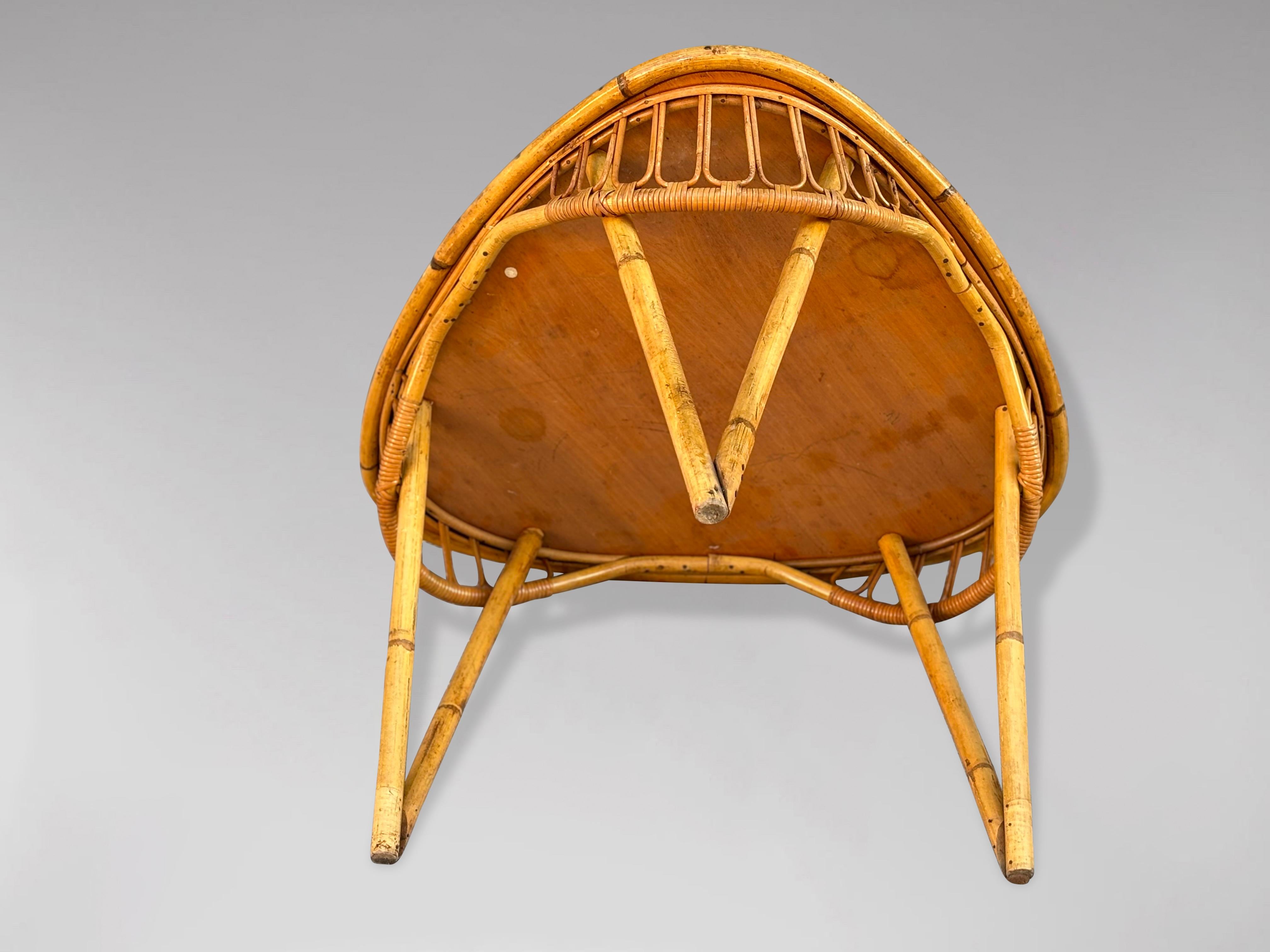 Table d'appoint triangulaire en bambou et rotin du milieu du siècle dernier Bon état - En vente à Petworth,West Sussex, GB