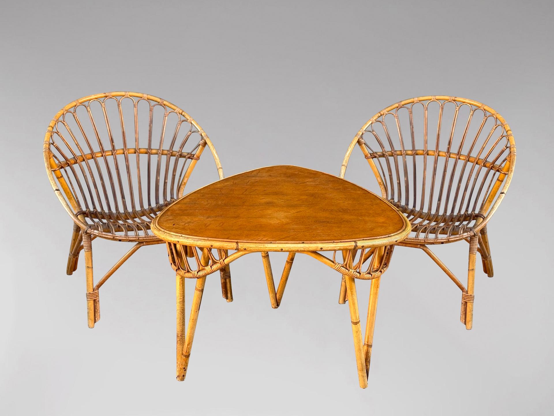 20ième siècle Table d'appoint triangulaire en bambou et rotin du milieu du siècle dernier en vente