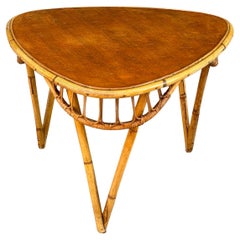 Französischer Mid Century Dreieckstisch aus Bambus und Rattan