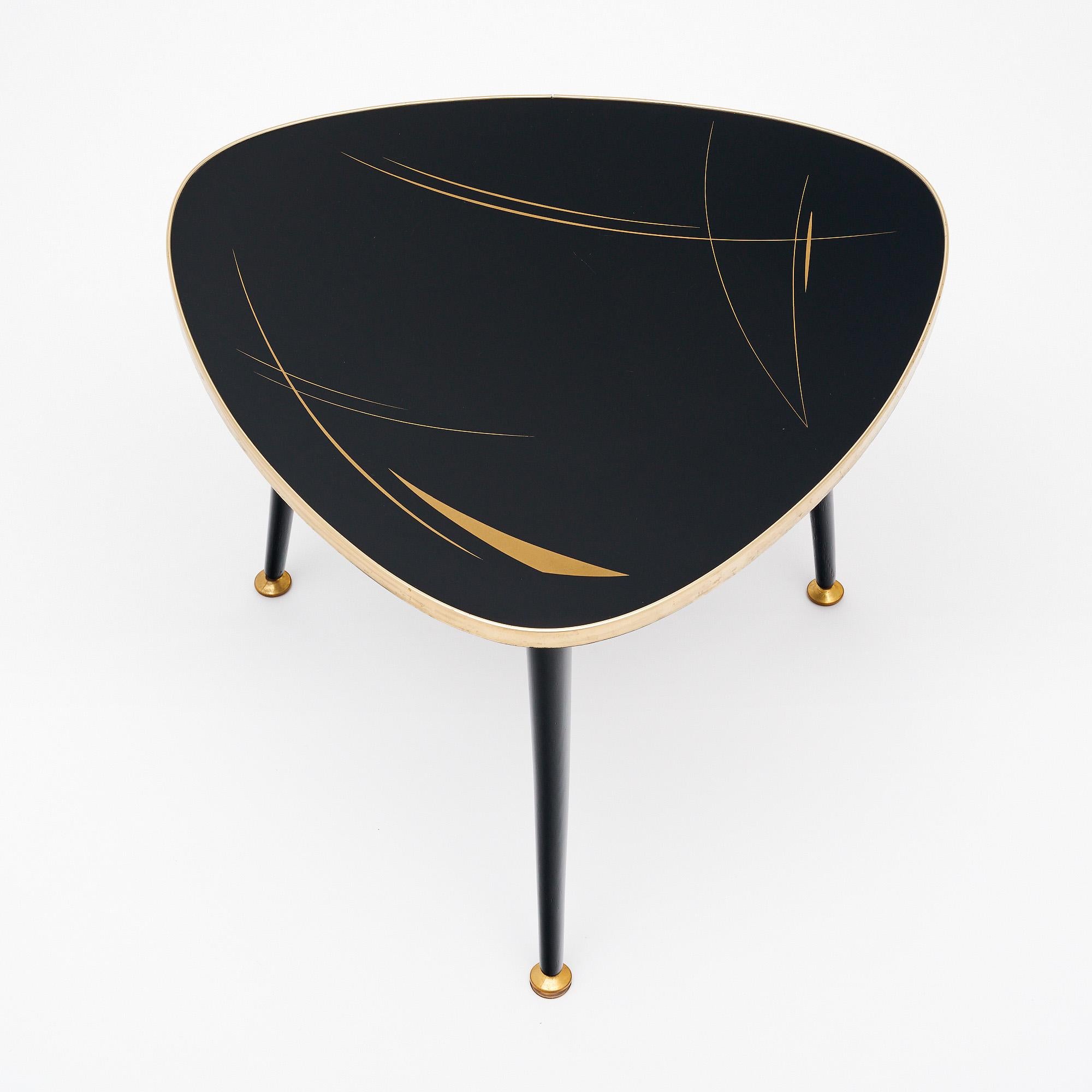 Laiton Table d'appoint tripode française du milieu du siècle en vente