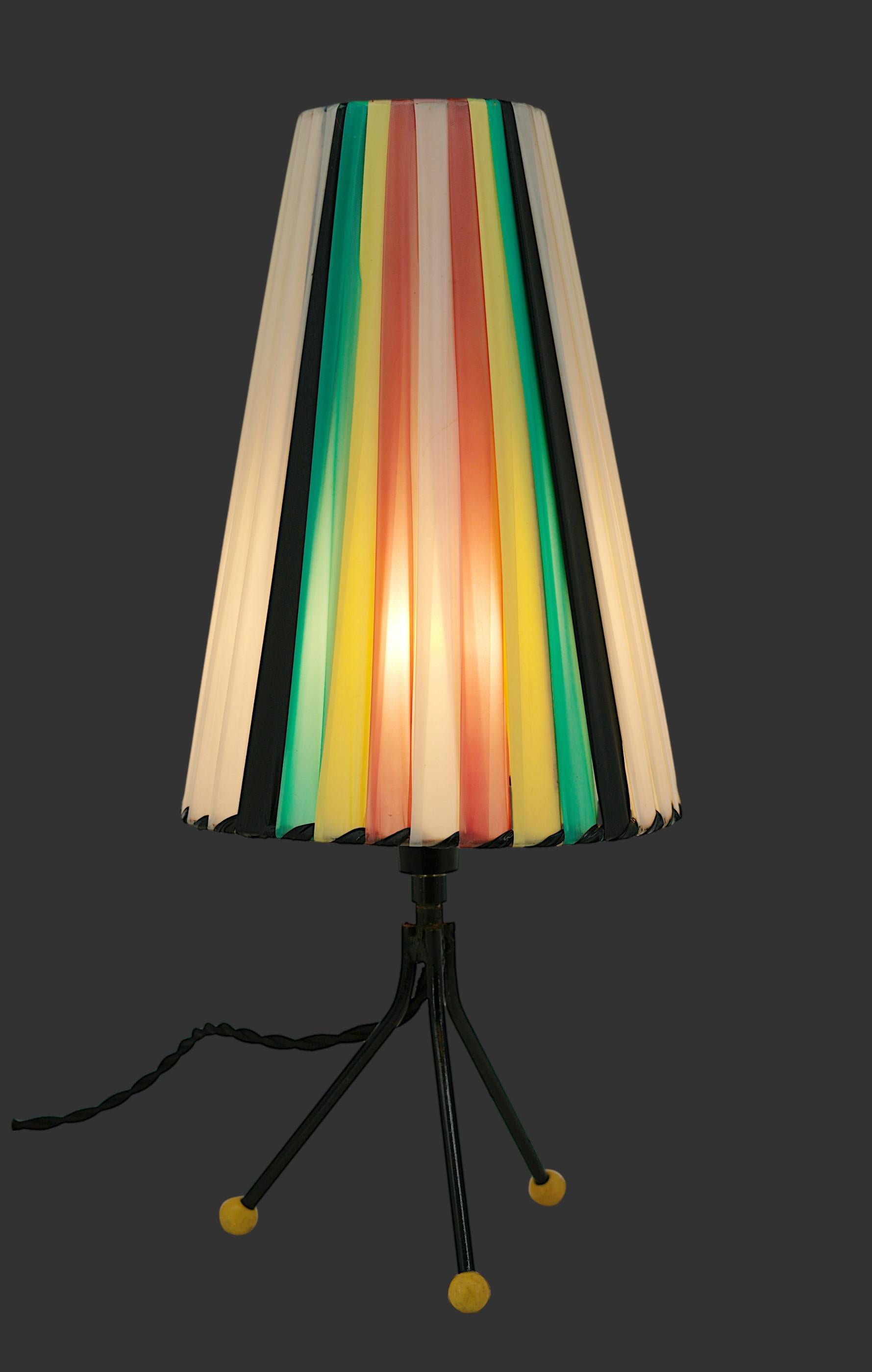 Lámpara de sobremesa de mediados de siglo, Francia, años 50. Lámpara de sobremesa con pantalla de listones de tela sintética sobre una base trípode de metal con bolas de goma. Altura : 41cm -  13,2 pulgadas, Diámetro : 18cm - 7,1 pulgadas. Algunas
